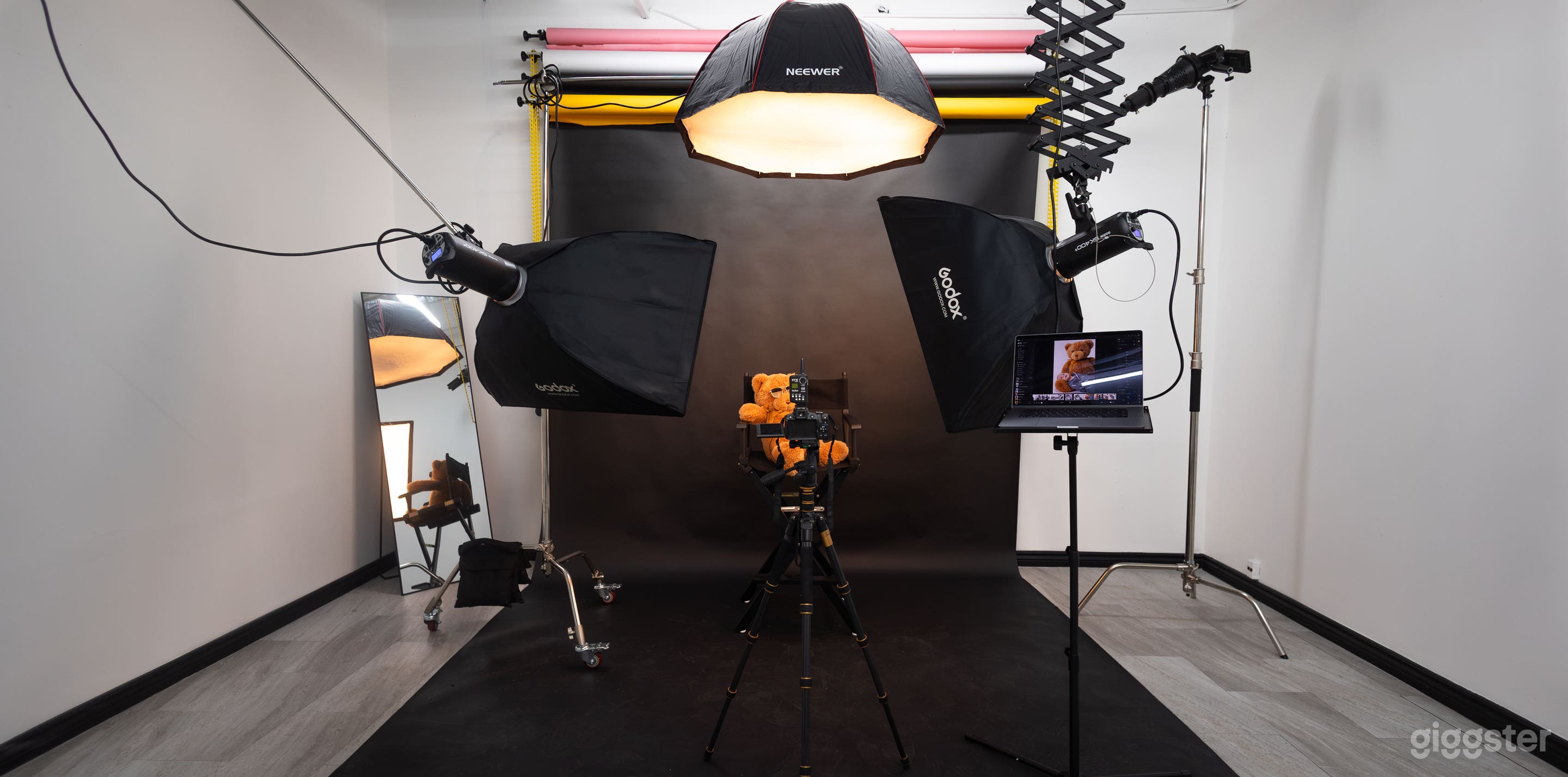 Modern photo studio in ottawa Photo 1