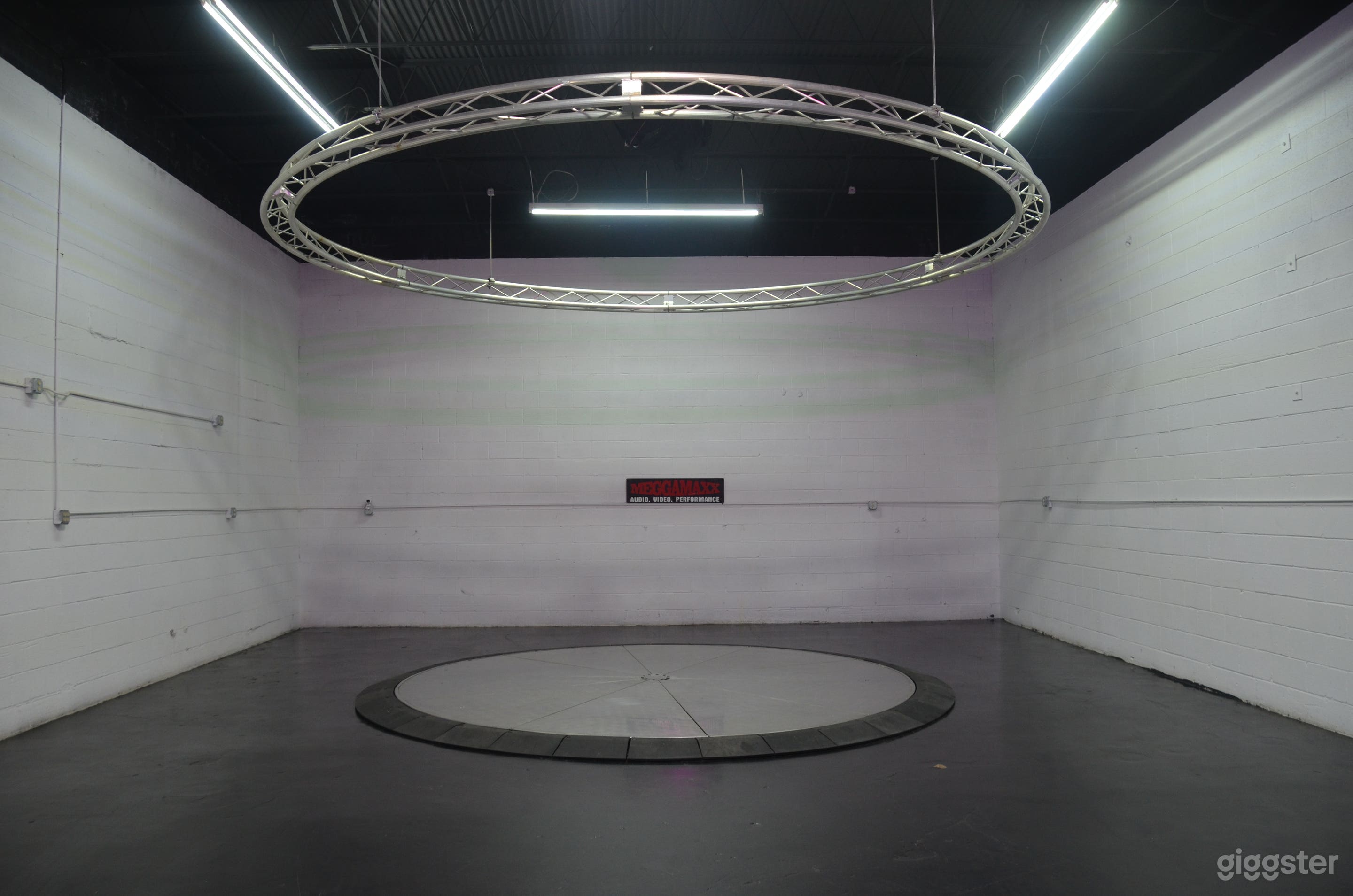 Massive Content Creation Studio/Film/Production Photo 2