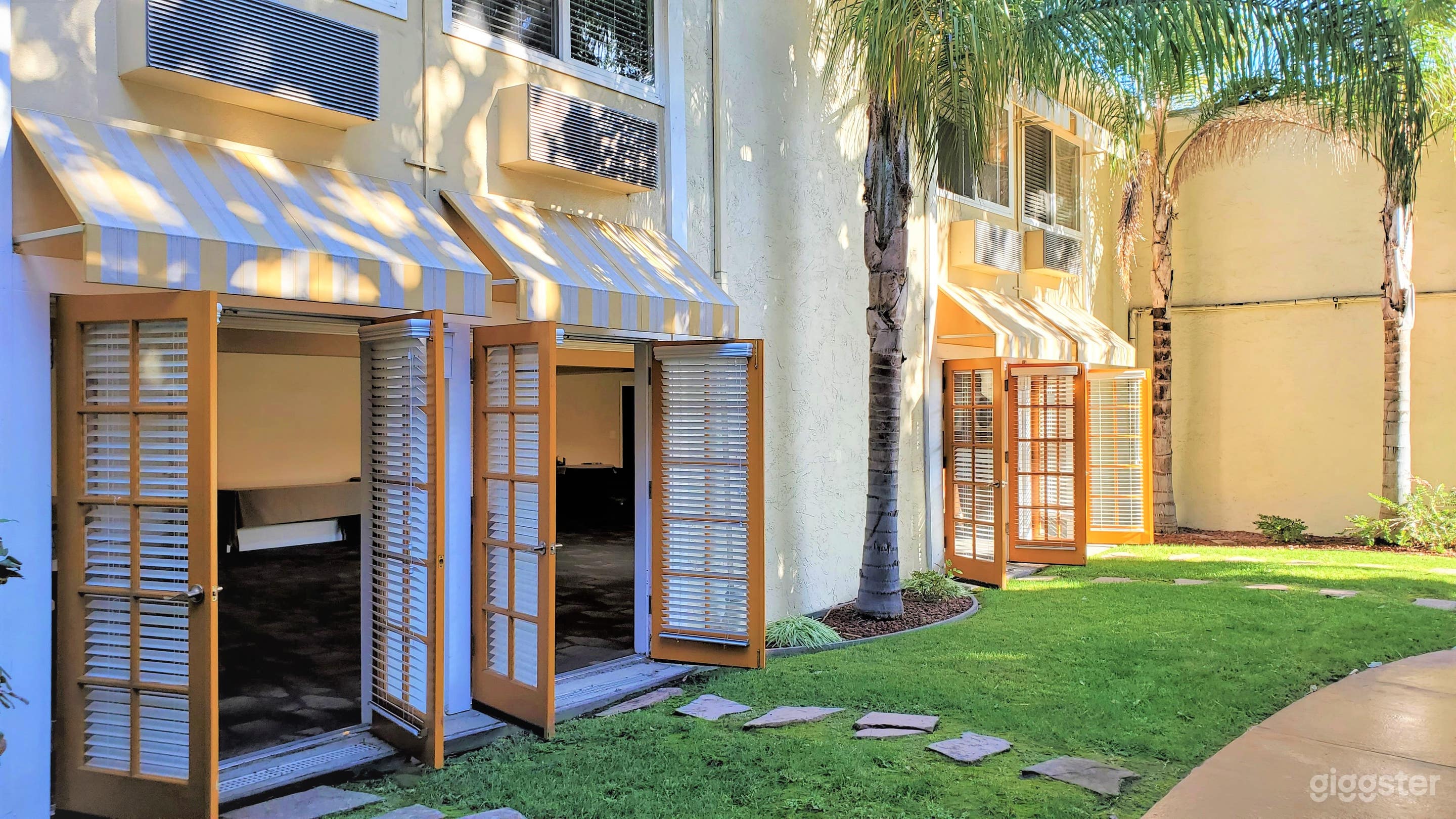 Meeting room overlooking the lawn. 
