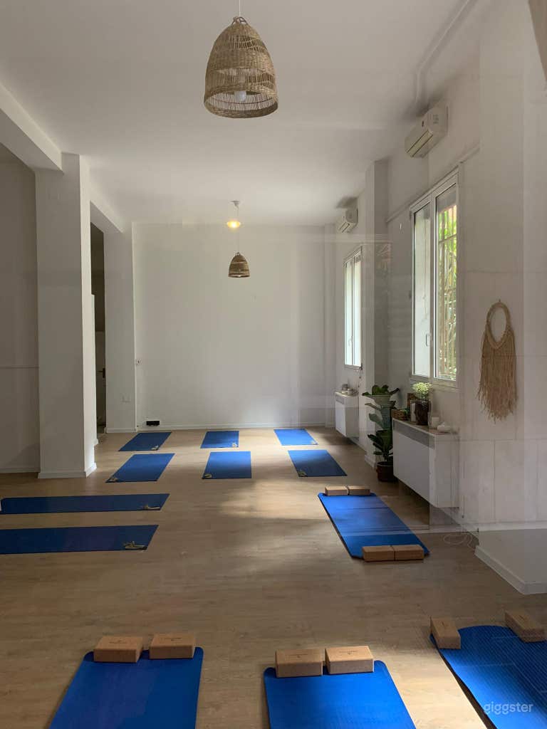  Peaceful Yoga Studio con luce naturale 