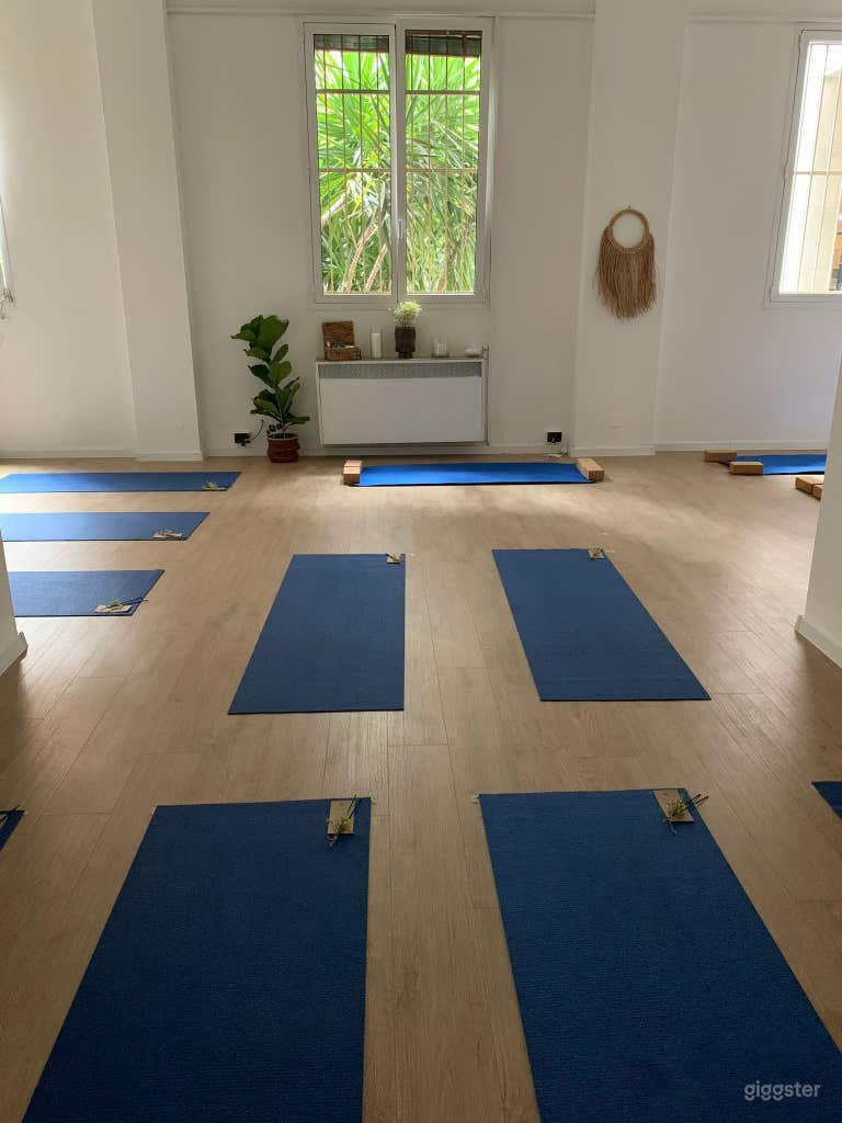  Peaceful Yoga Studio con luce naturale 