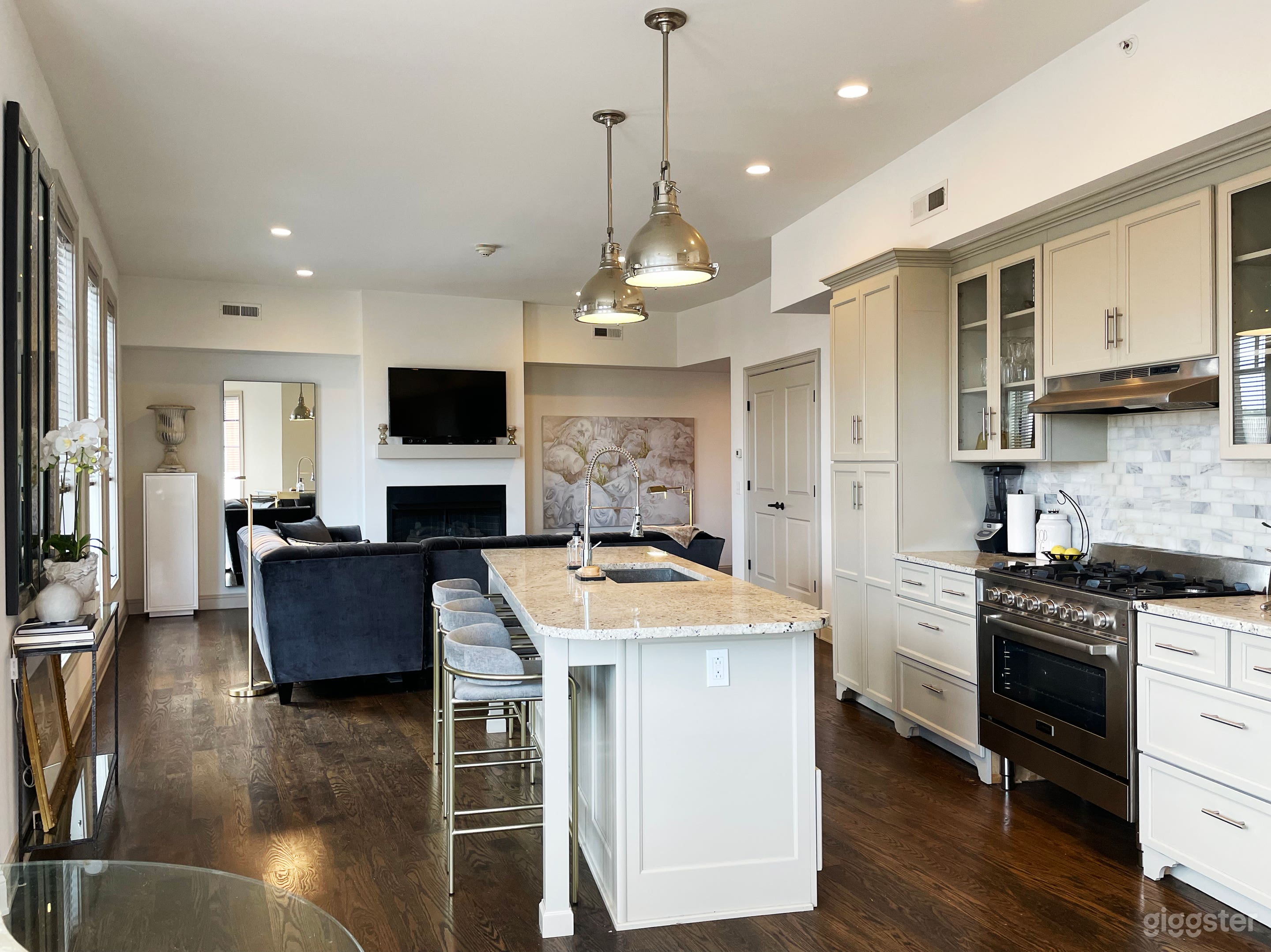 Short North Sun-Drenched Corner Apartment Photo 3