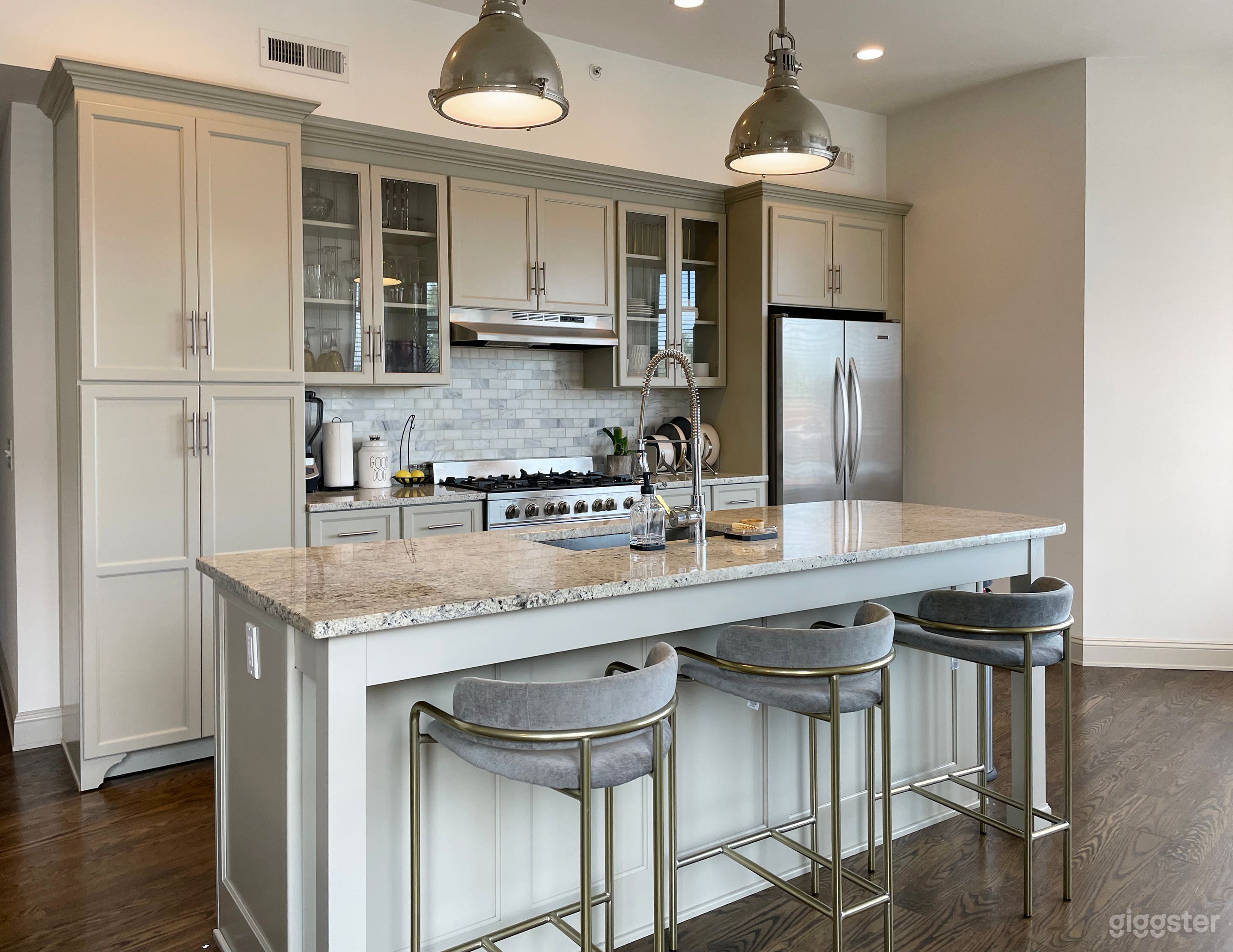 Short North Sun-Drenched Corner Apartment Photo 4