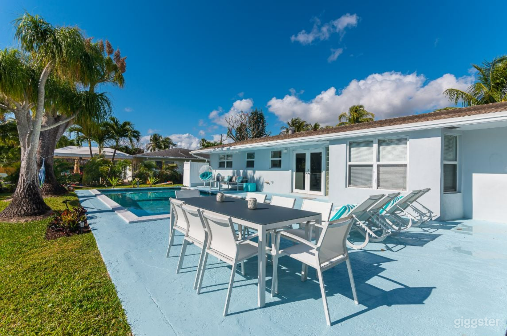 #3144  Bright and modern 4 bedroom pool home on a quiet cul-de-sac, with heated pool Photo 4