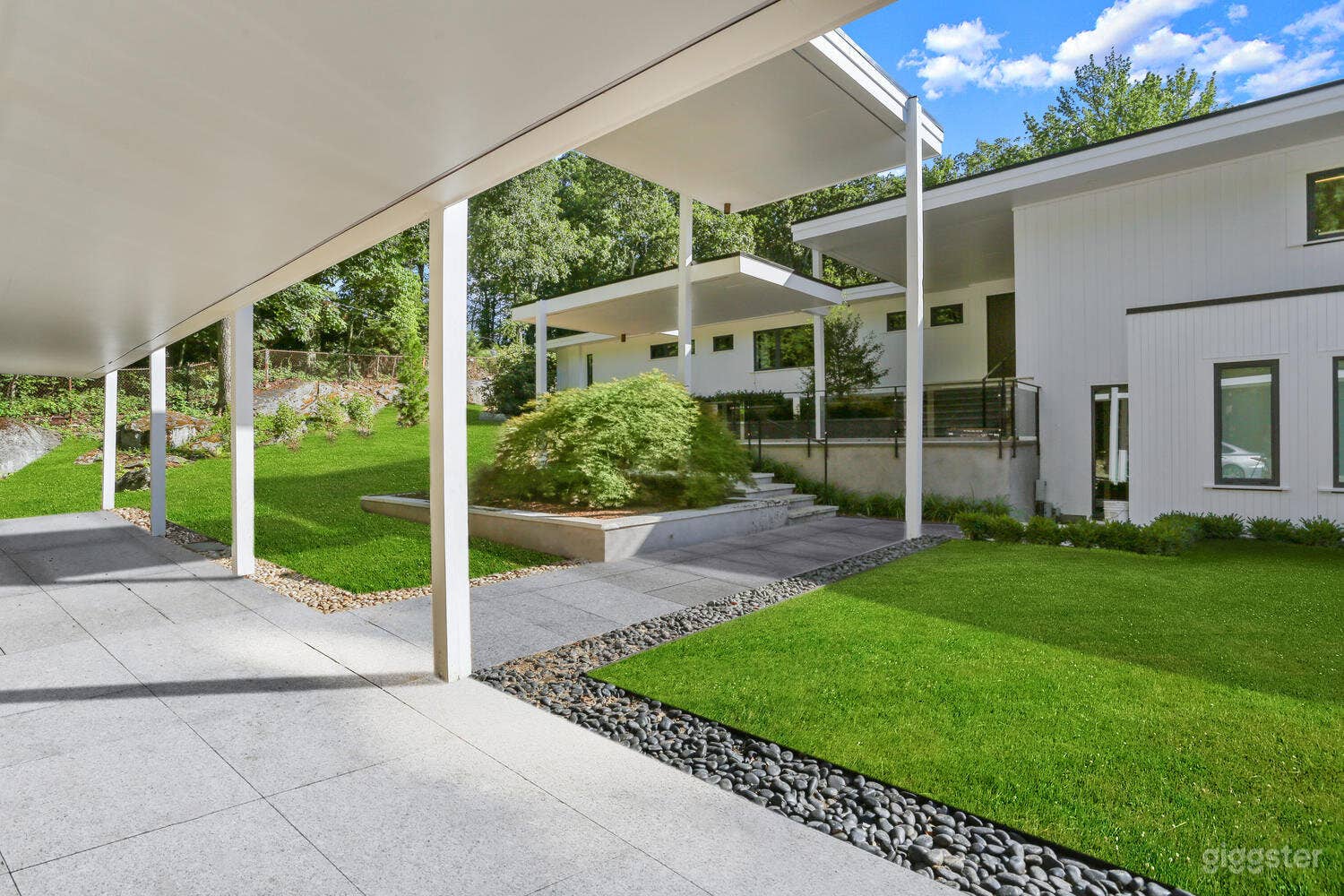 Stunning ultra modern home with pool in Larchmont Photo 3