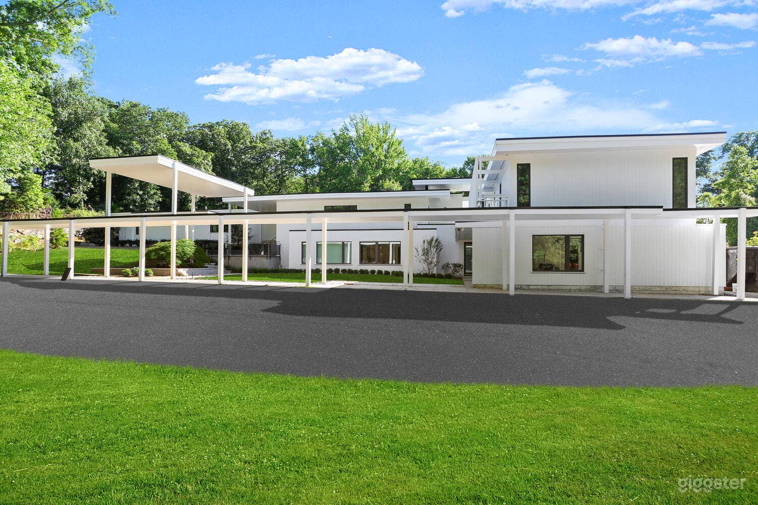 Stunning ultra modern home with pool in Larchmont Photo 4