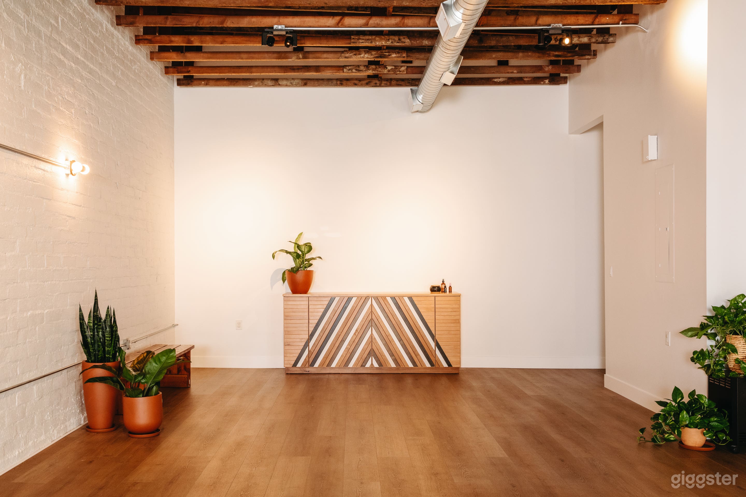 Newly Remodeled and Bright Yoga Studio in Los Angeles Photo 4