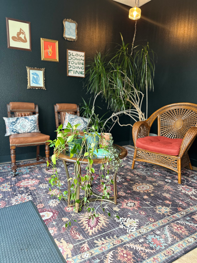  Sitting area of lobby 