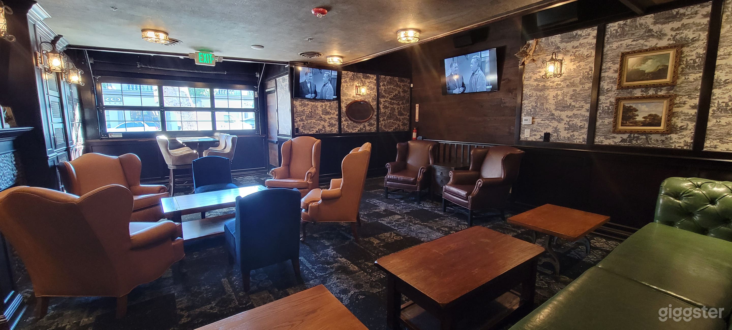 Vintage Lounge in Historic Downtown Photo 1