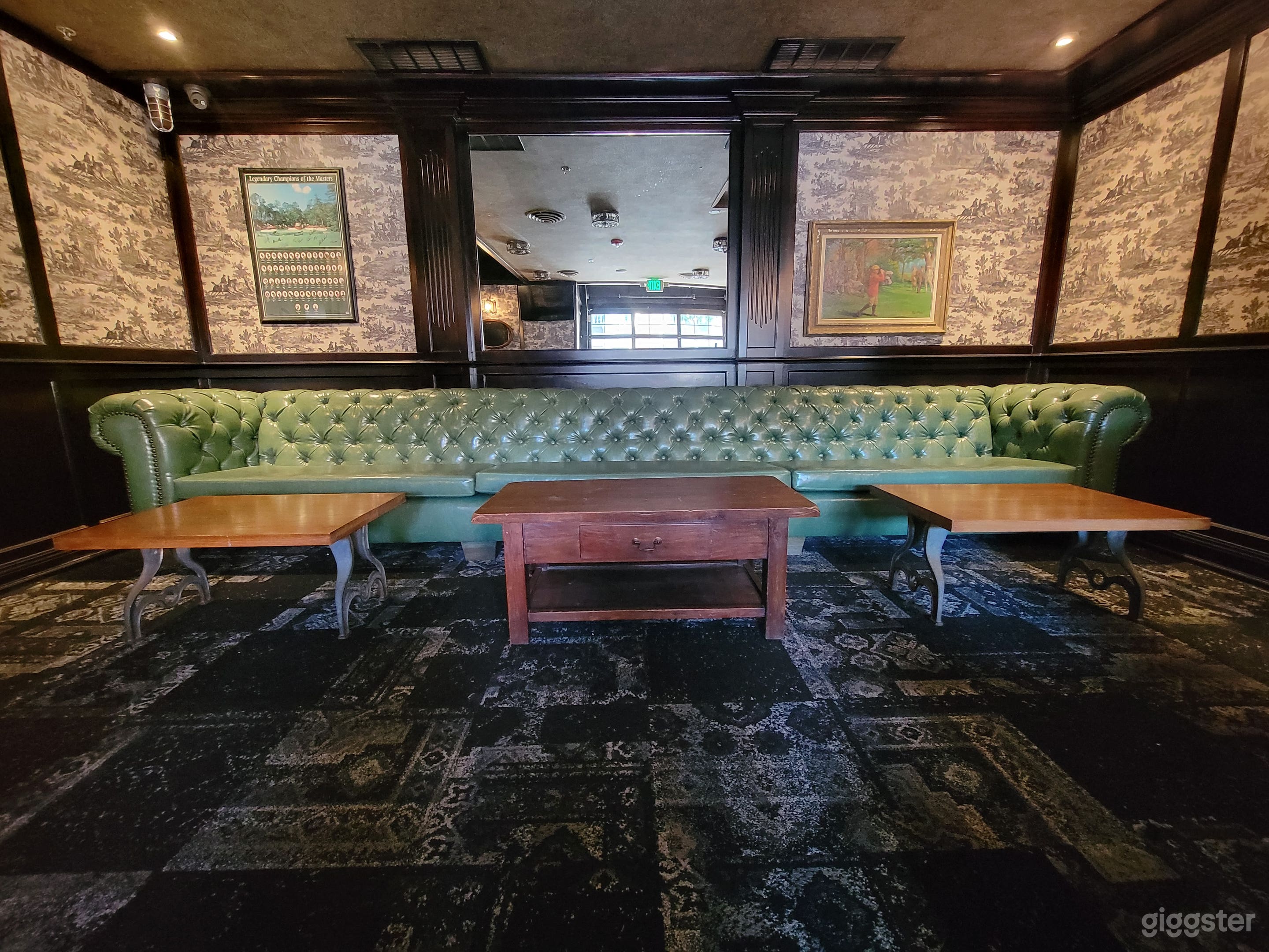 Vintage Lounge in Historic Downtown Photo 4