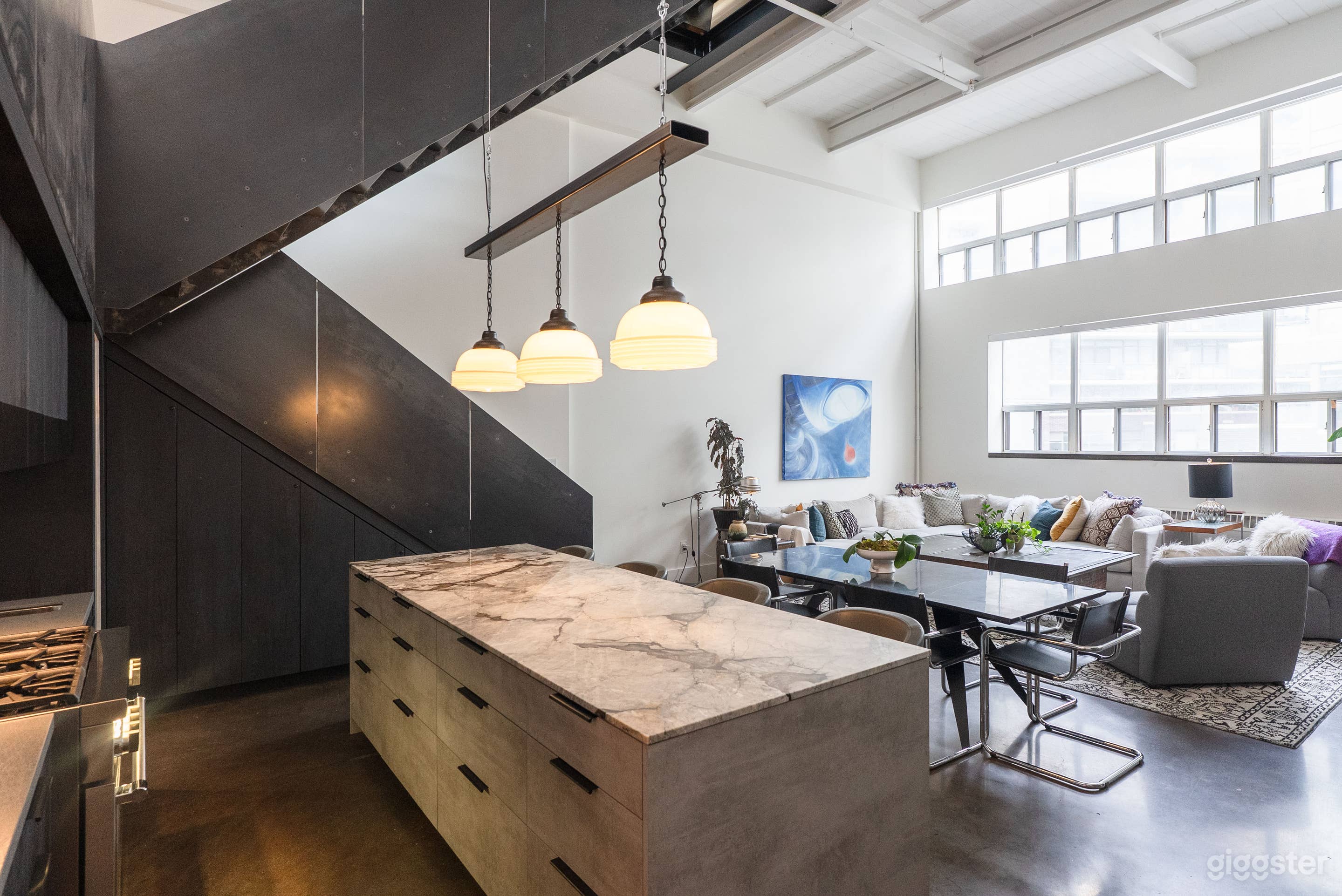 Modern hard loft with chefs kitchen Photo 1