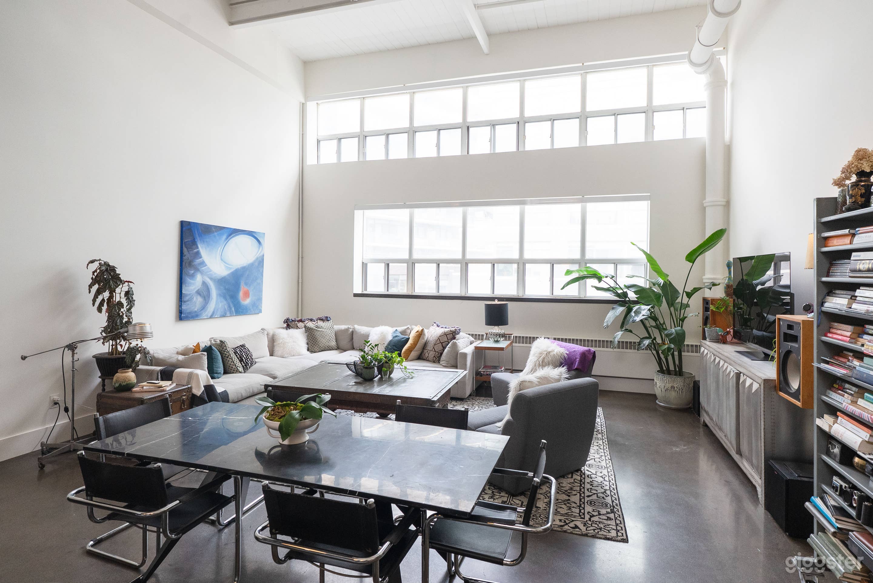 Modern hard loft with chefs kitchen Photo 3