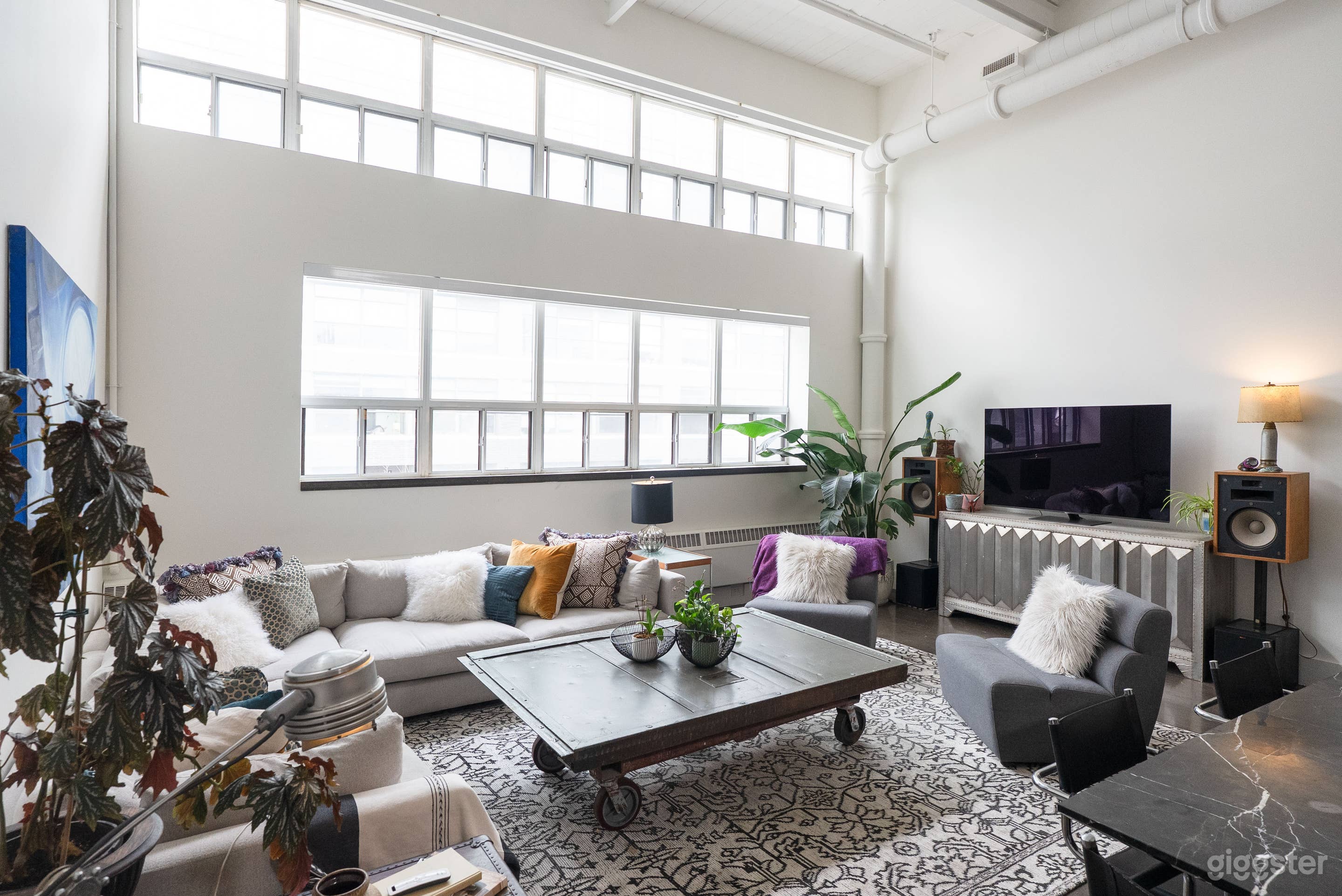 Modern hard loft with chefs kitchen Photo 4