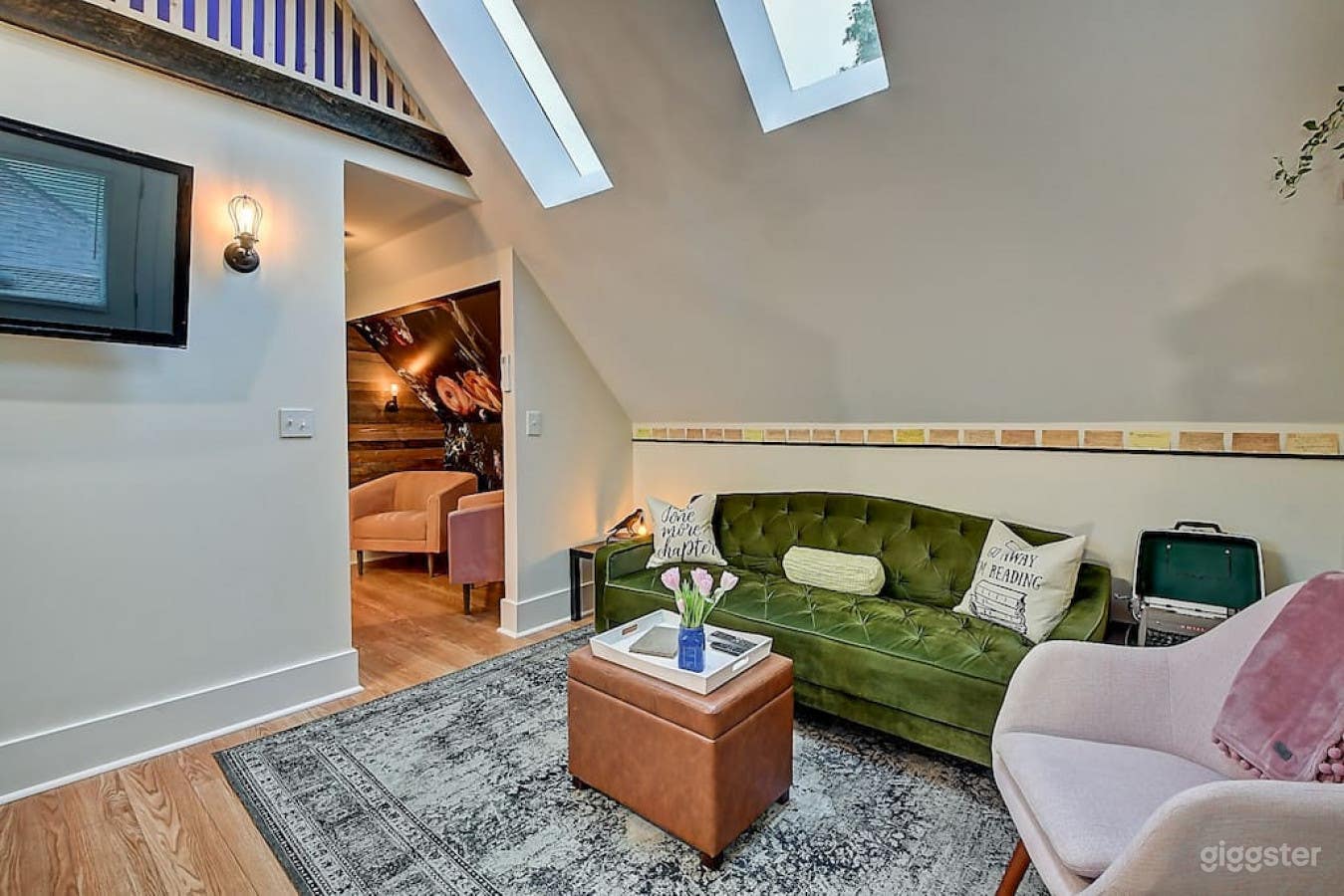 Luxurious, Modern Light-filled Loft with Hot Tub Photo 3