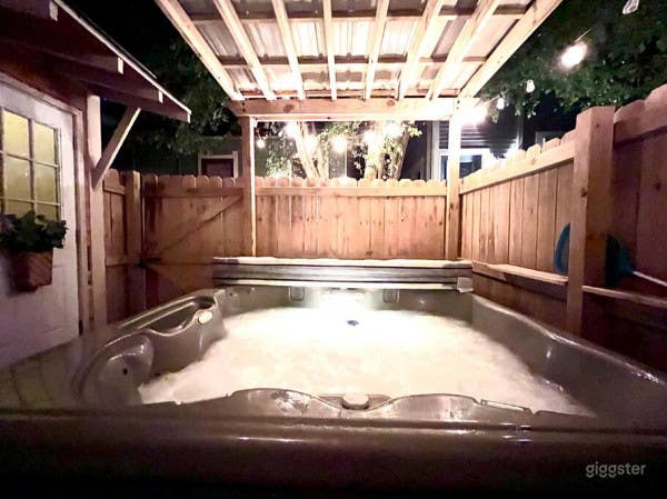  Luxurious, Modern Light-filled Loft with Hot Tub 