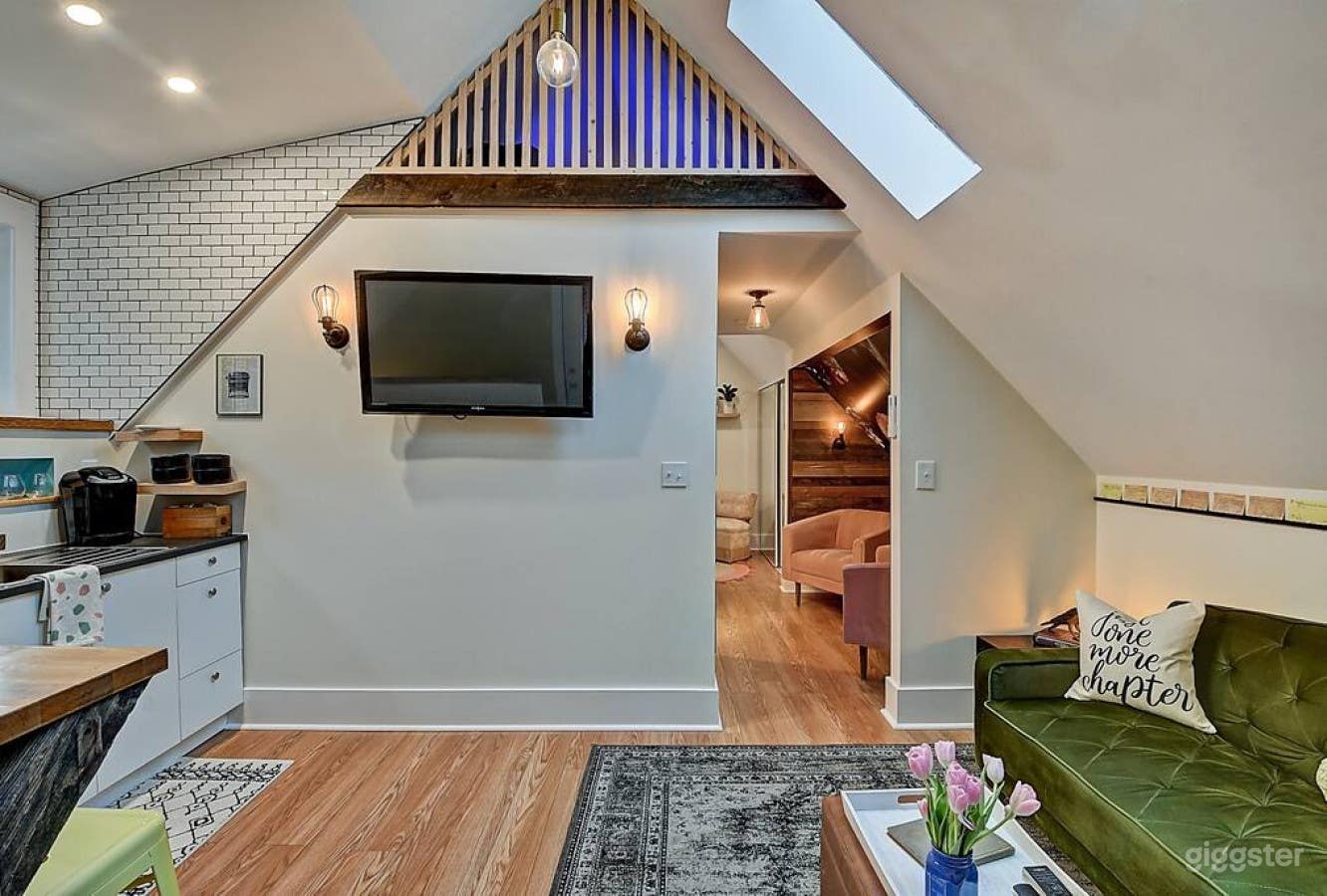 Luxurious, Modern Light-filled Loft with Hot Tub Photo 1