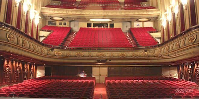 Full Teatro con capacidad de más de mil personas. Photo 3