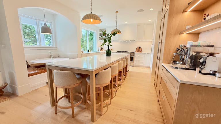  Open Concept Renovated Home in Family Neighborhood 