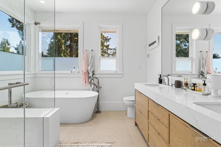  Open Concept Renovated Home in Family Neighborhood 