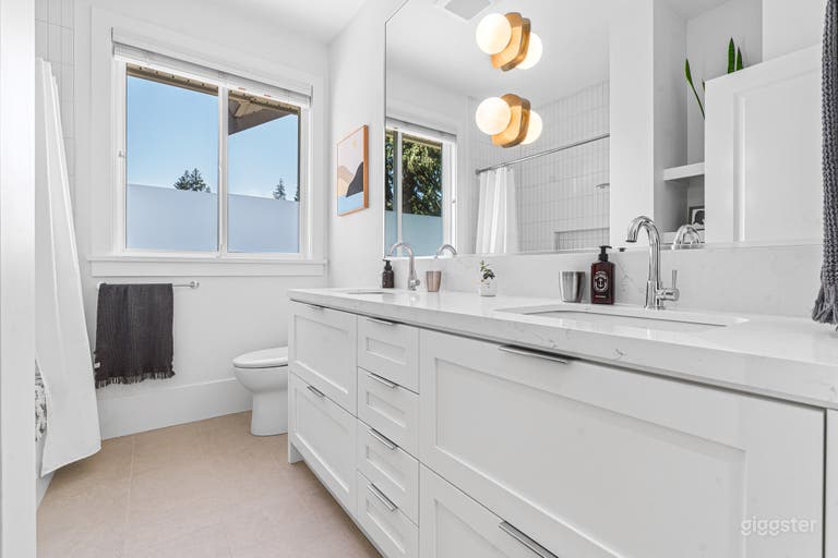  Open Concept Renovated Home in Family Neighborhood 