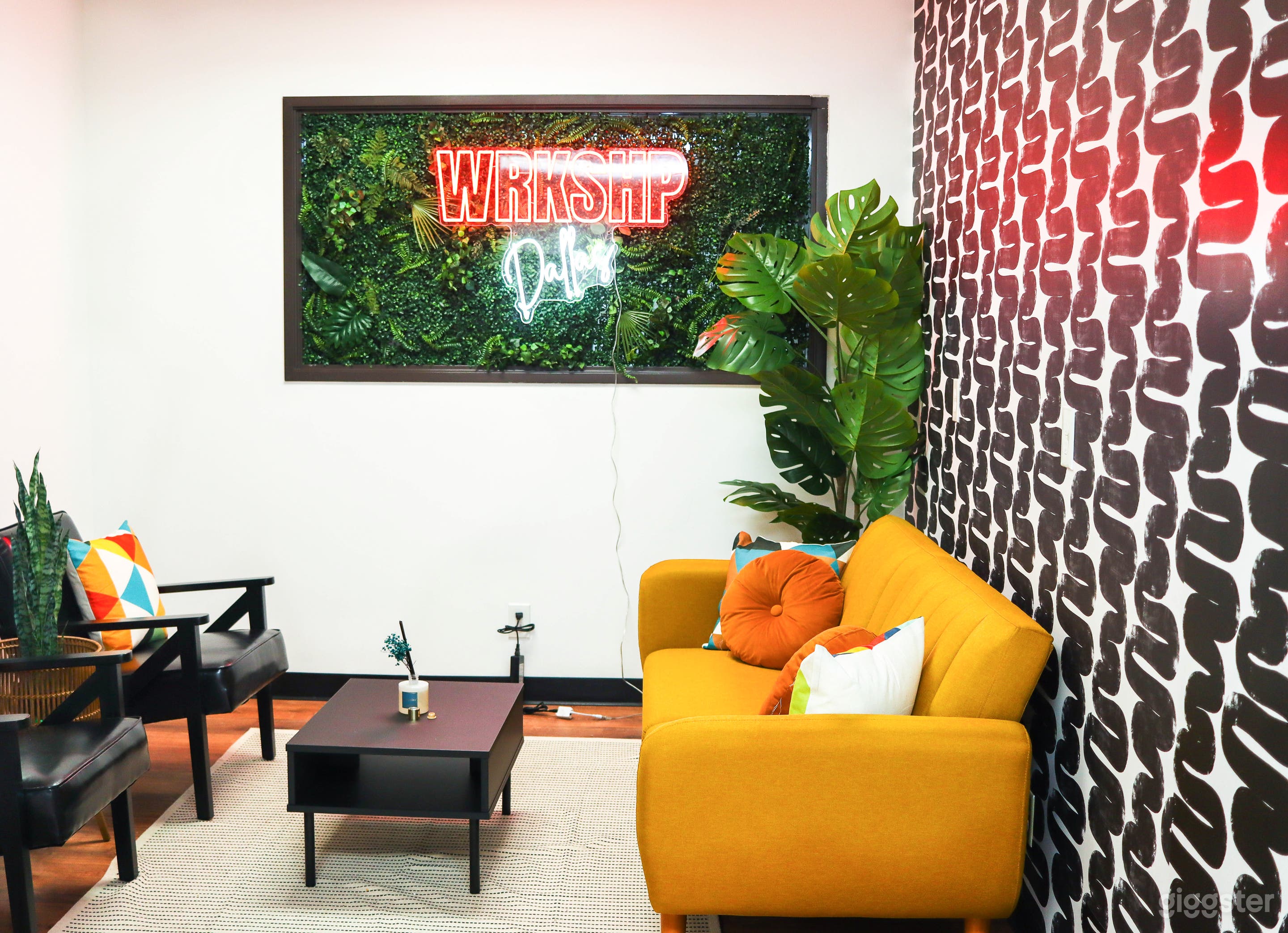 Vibrant Meeting Spot with Great Views Photo 2