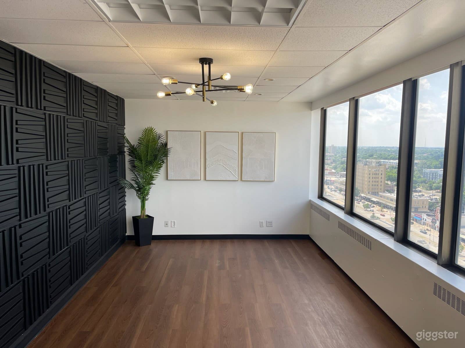 Vibrant Meeting Spot with Great Views Photo 3