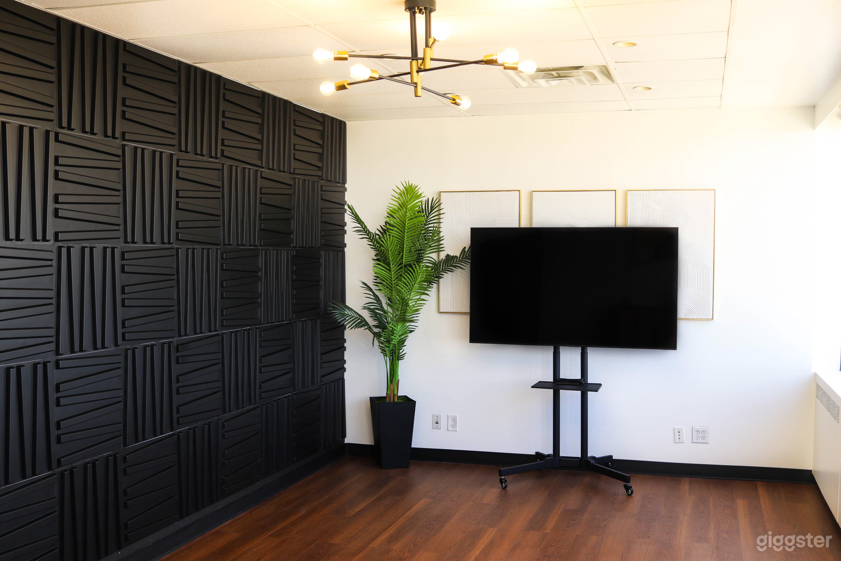 Vibrant Meeting Spot with Great Views Photo 4