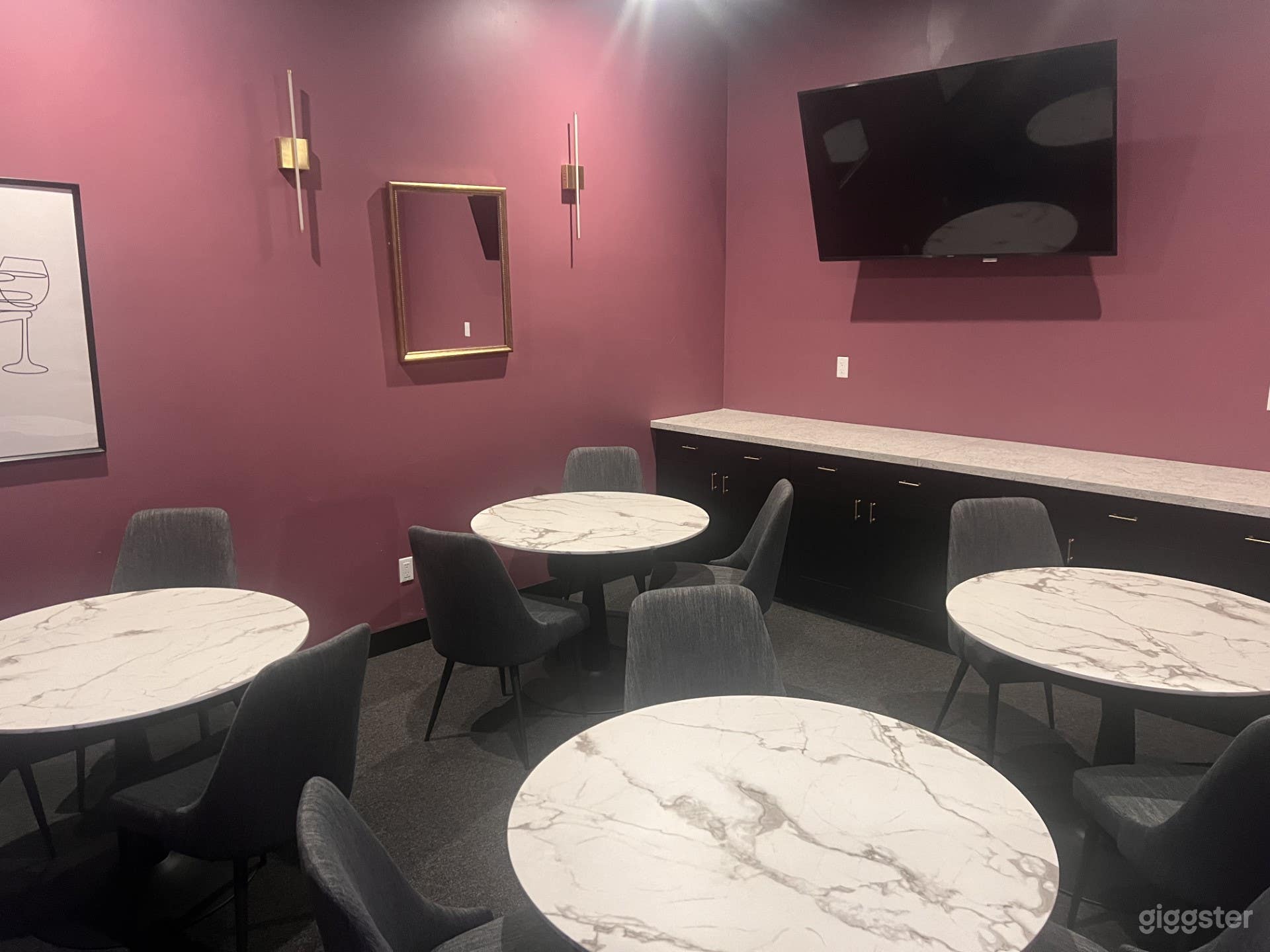 The Transforming Lounge Photo 3