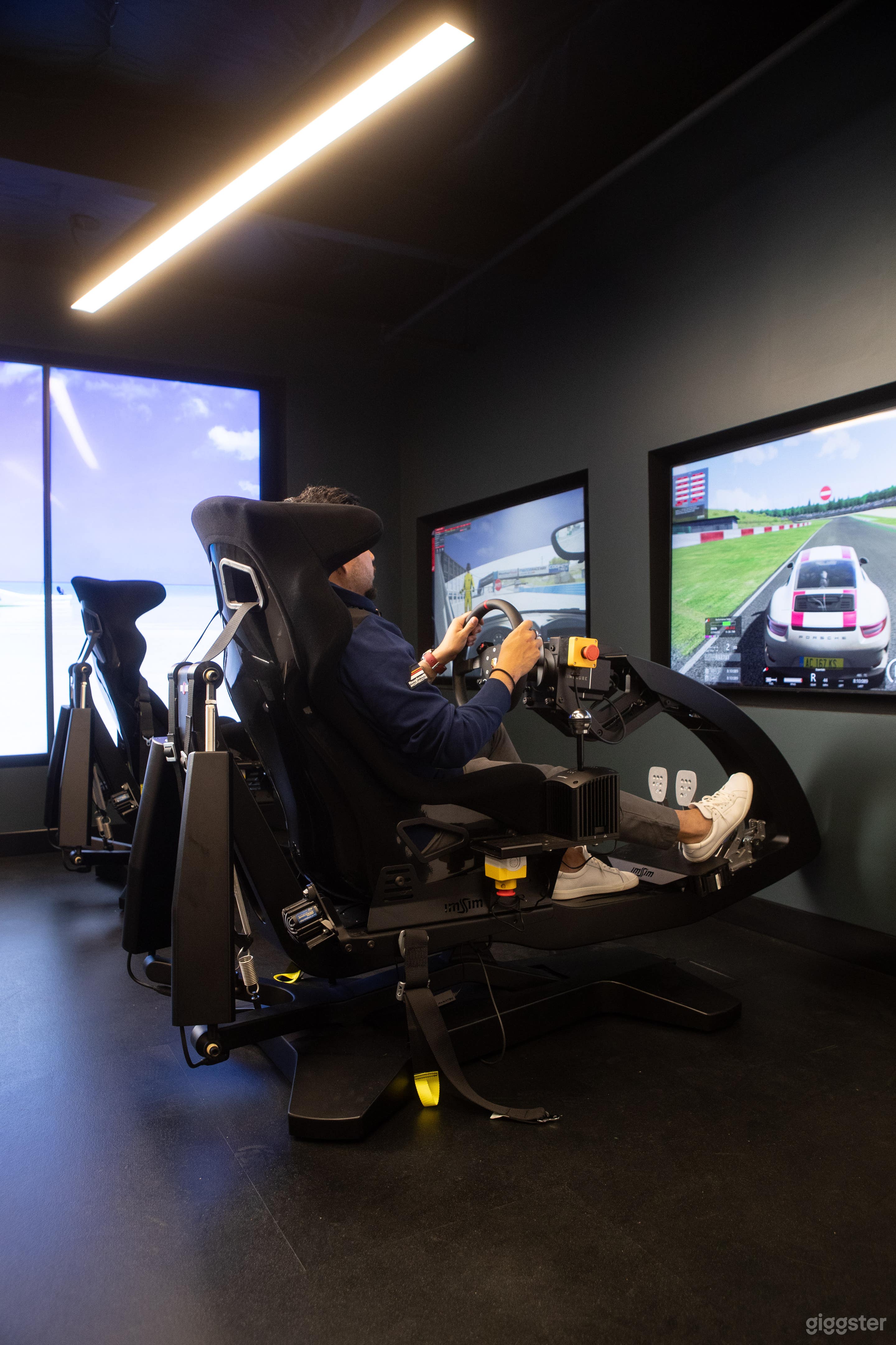 Race against time or race against each other with 4 fully interactive Porsche simulators. 