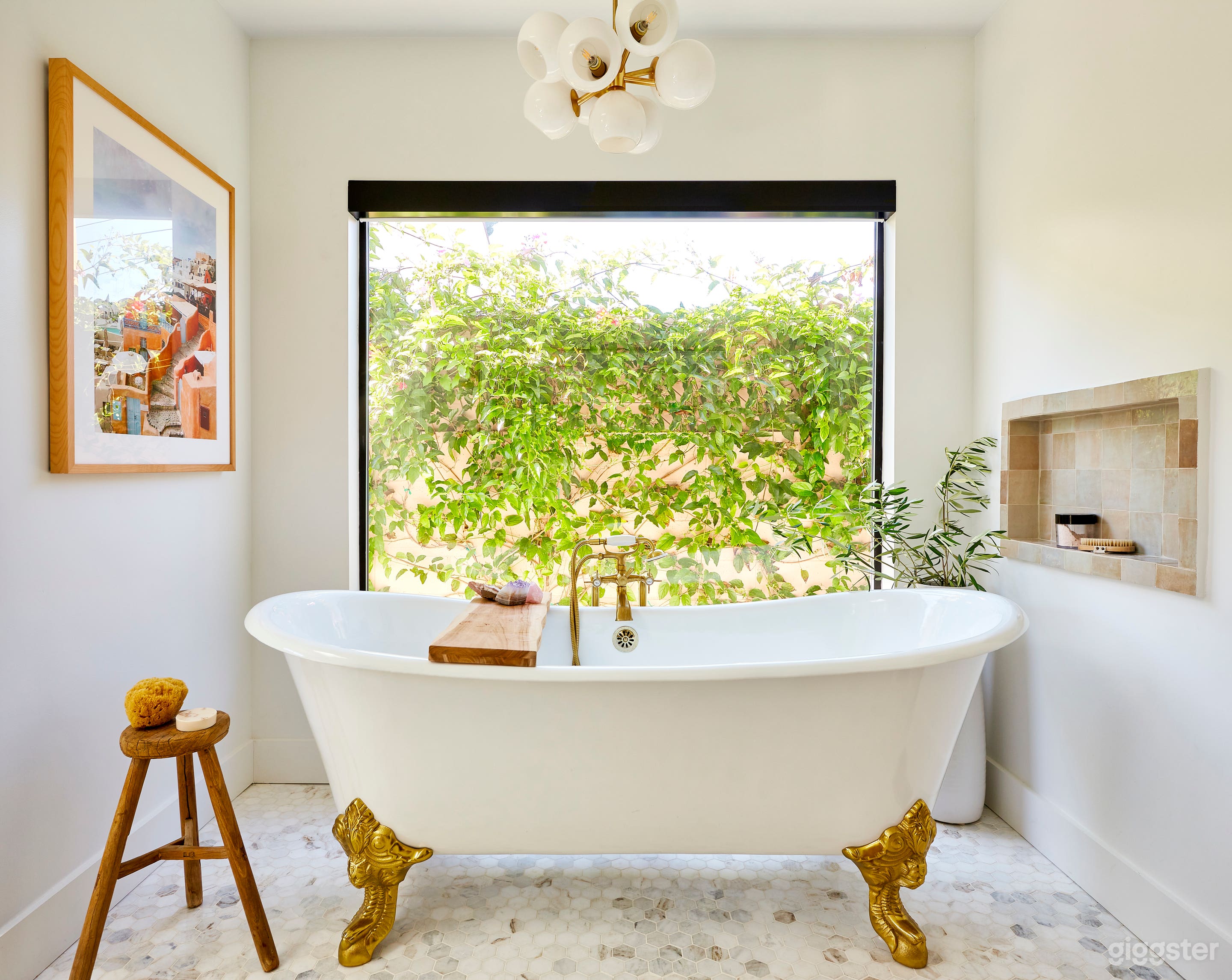 Bright Modern Open Concept Home with Pool Photo 1