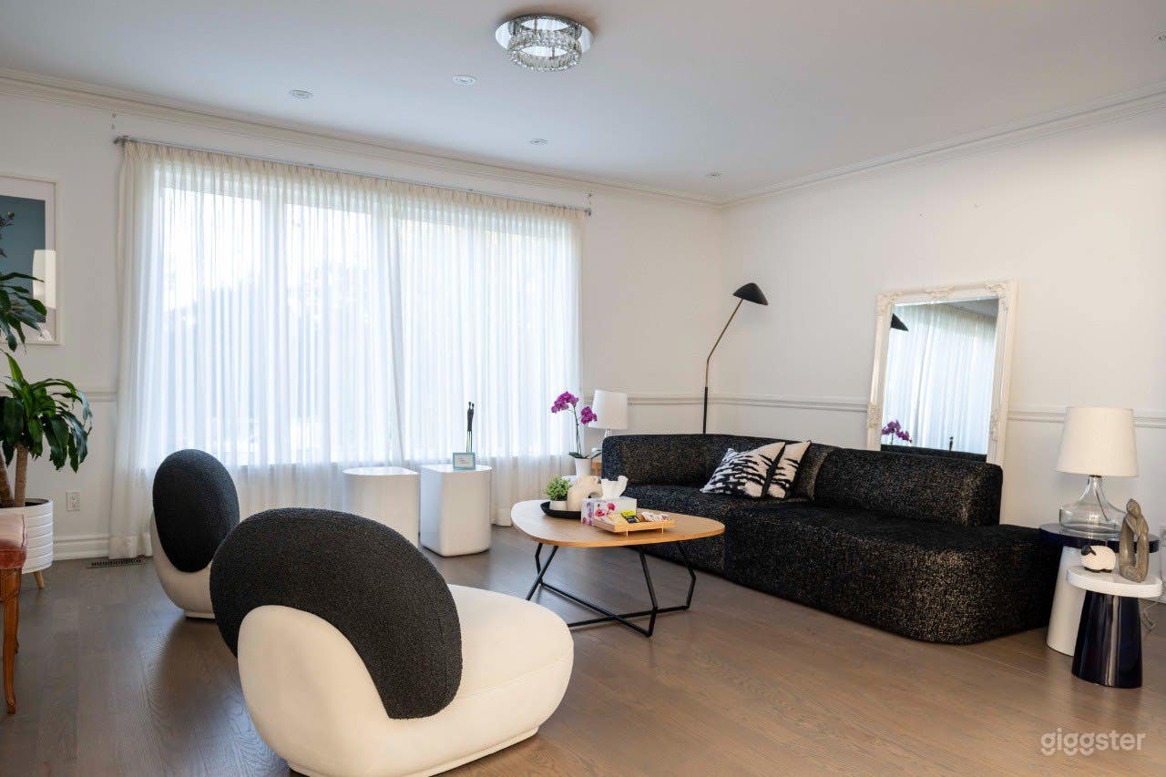 Luxurious Modern House in a Peaceful Residential Area Photo 3