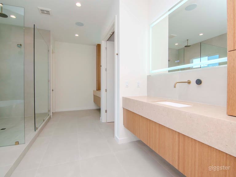  Luxe Westshore 5 Bedroom House 