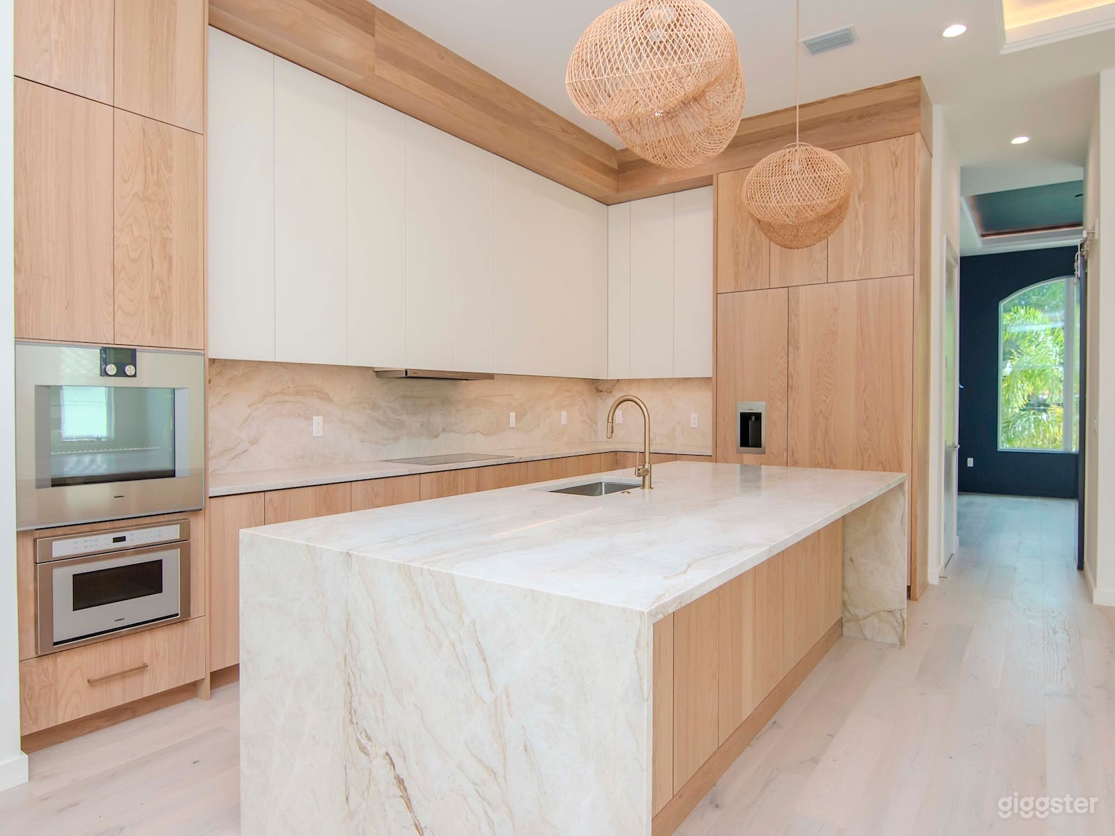 Luxe Westshore 5 Bedroom House Photo 2