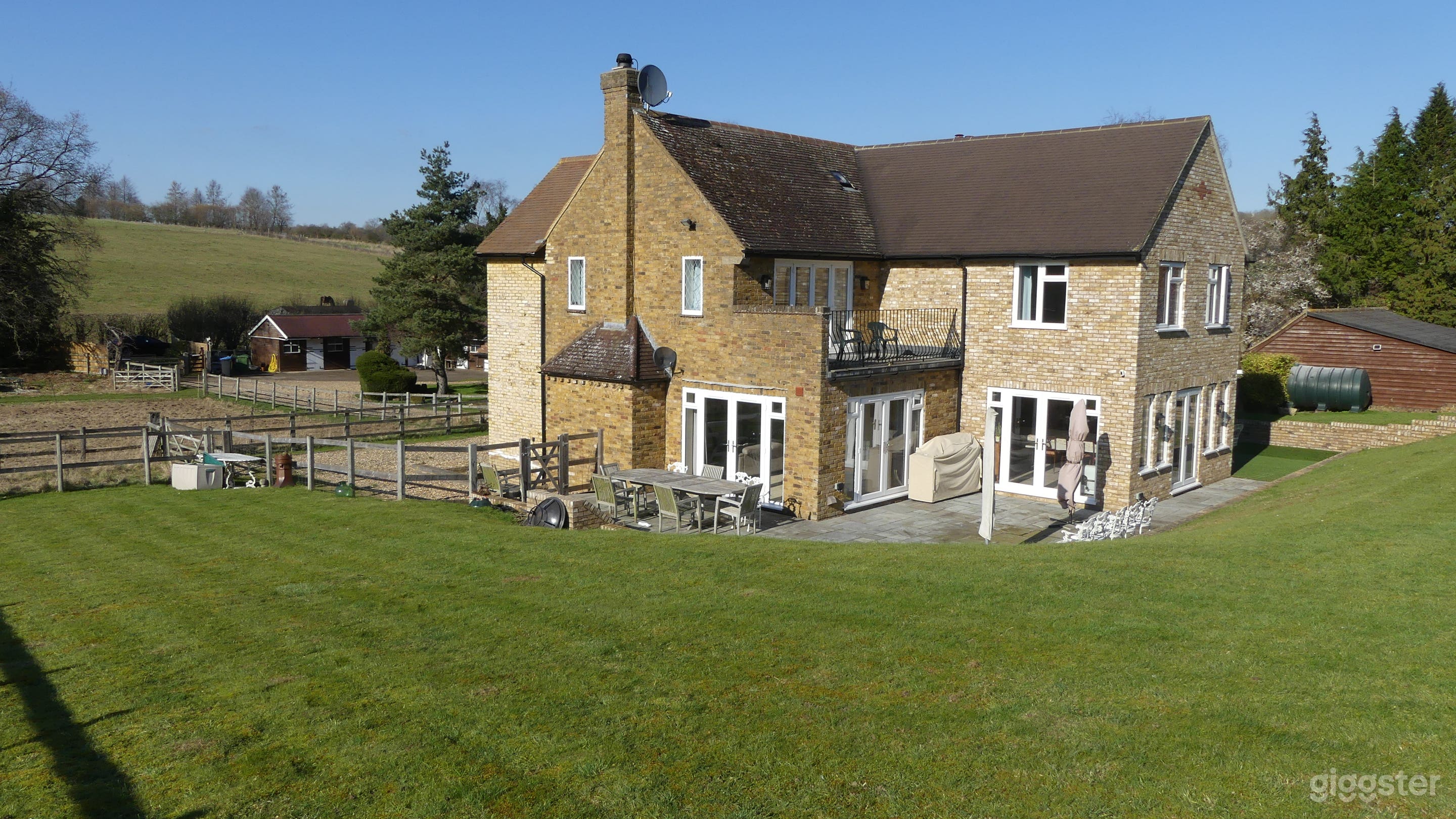 Welcoming family home with lots of room in and out Photo 1