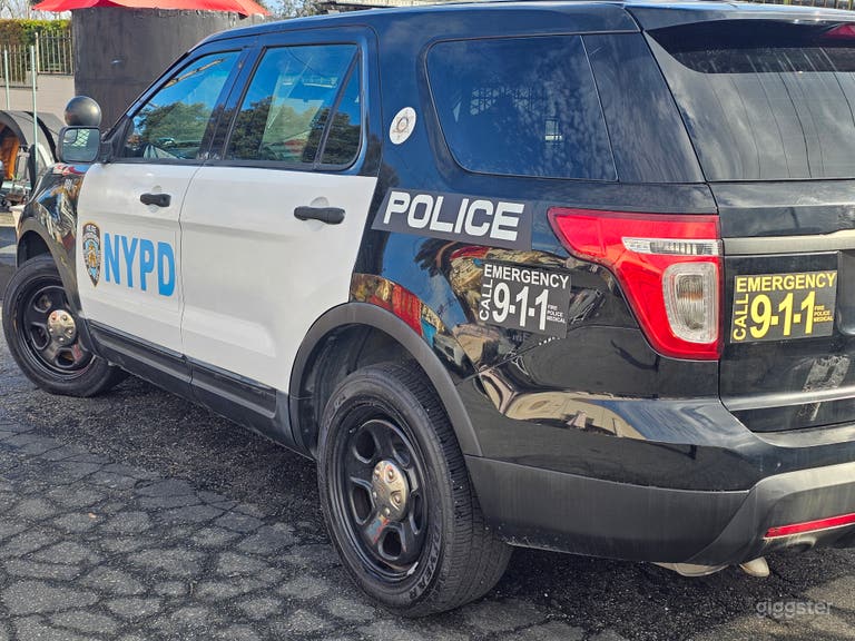  Voitures de police avec beaucoup d'accessoires et décors 