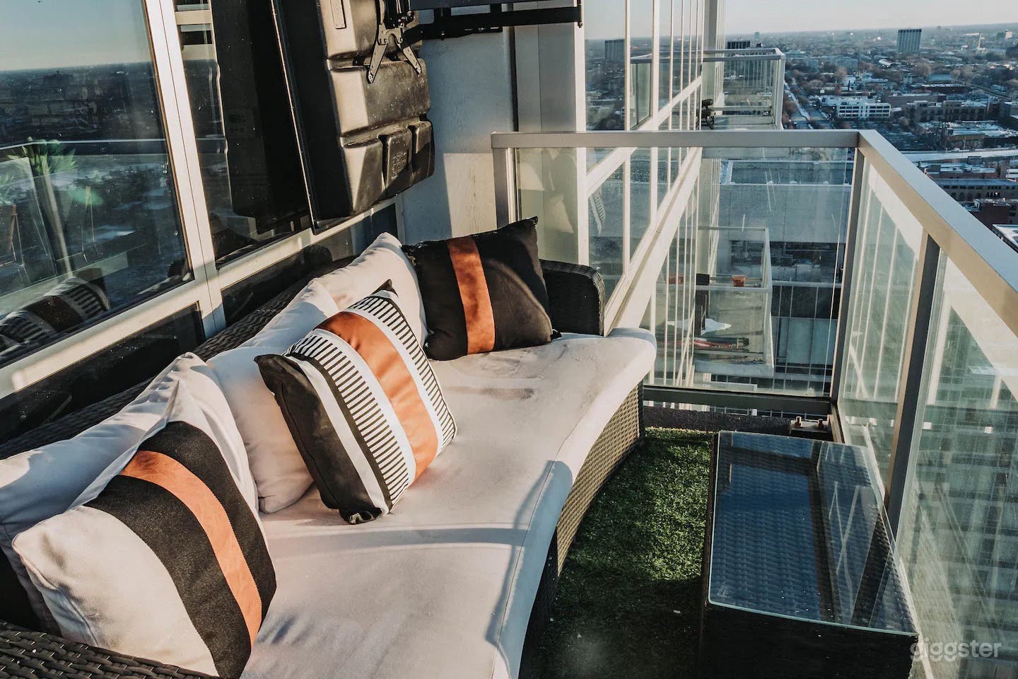 Luxurious Apartment: Sauna, Hot Tub, Peloton, Views Photo 4