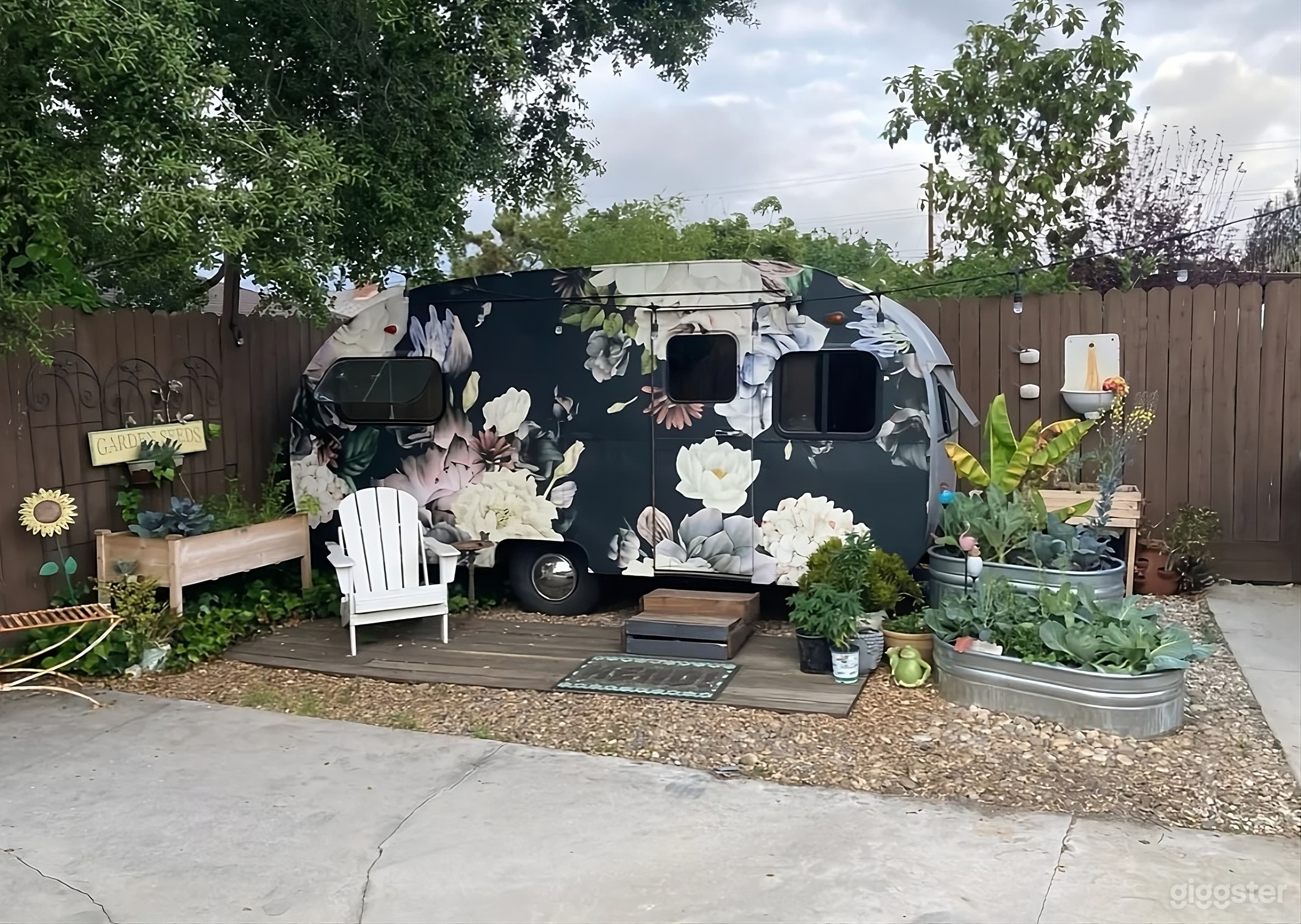 Spacious Eclectic Backyard Photo 4