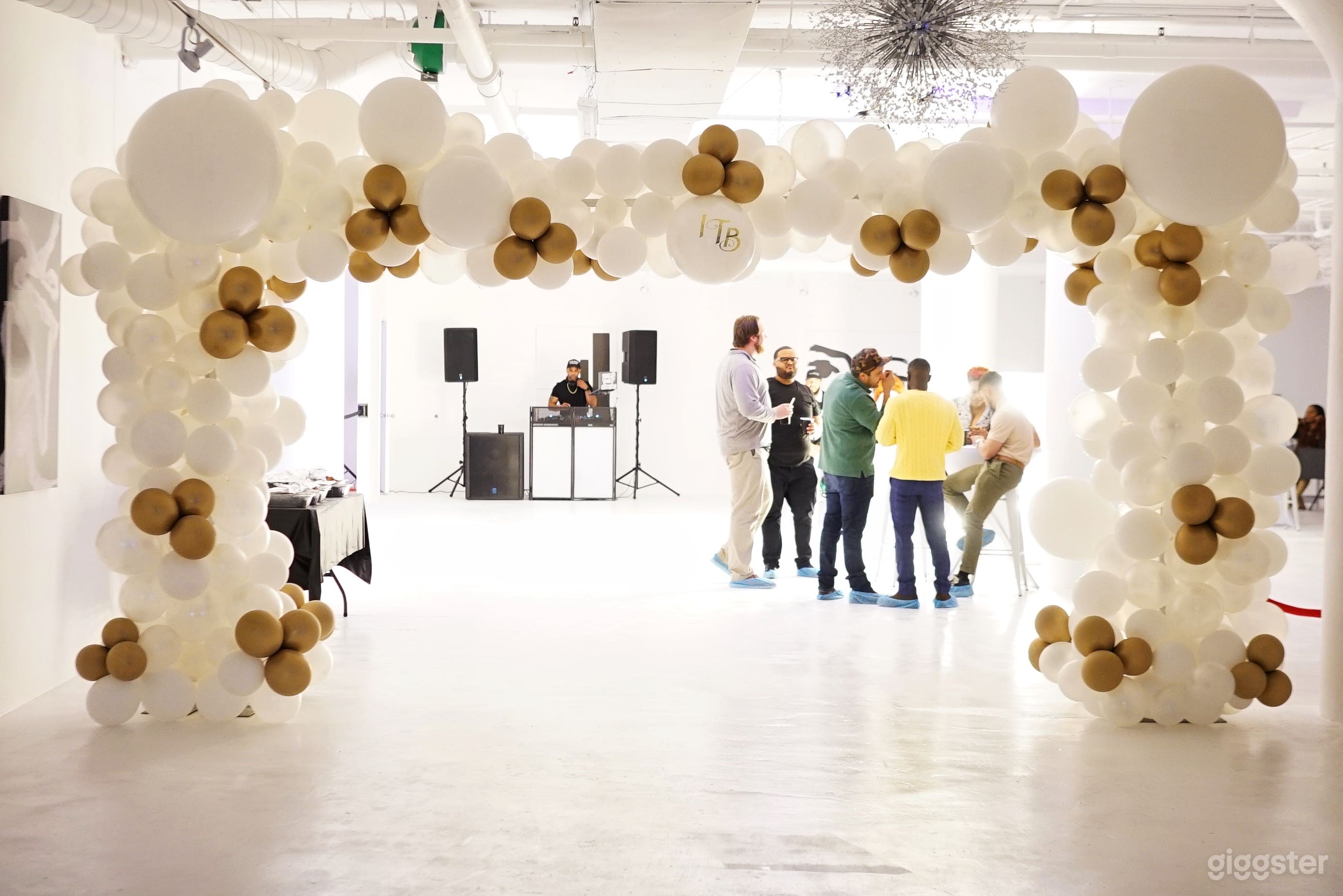 A 5,000 Square Foot Lofty Chic Modern Event Space Photo 3