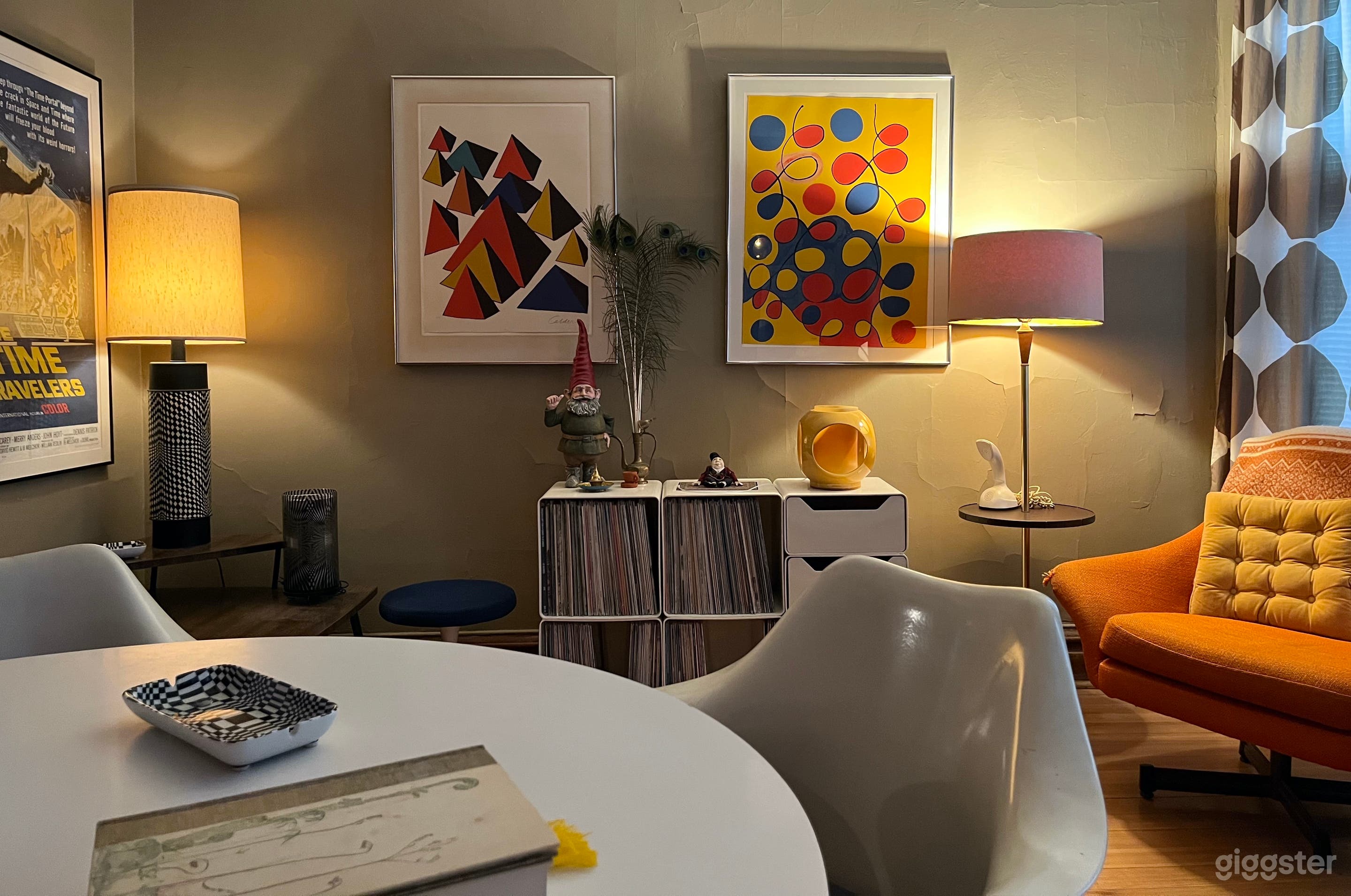 Constantine's Castle - Curated Vintage Apartment Photo 3