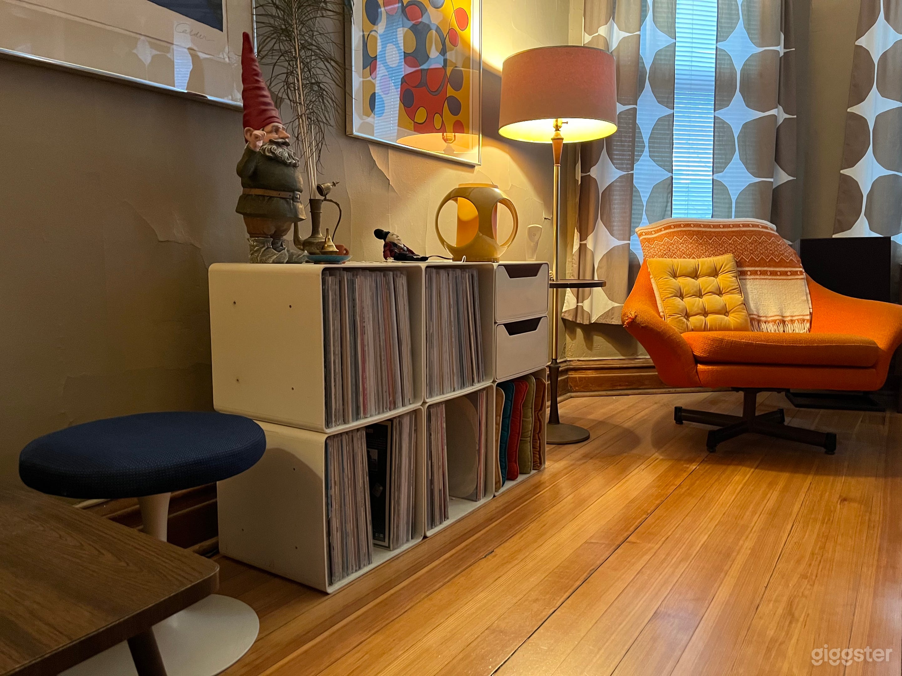 Constantine's Castle - Curated Vintage Apartment Photo 4