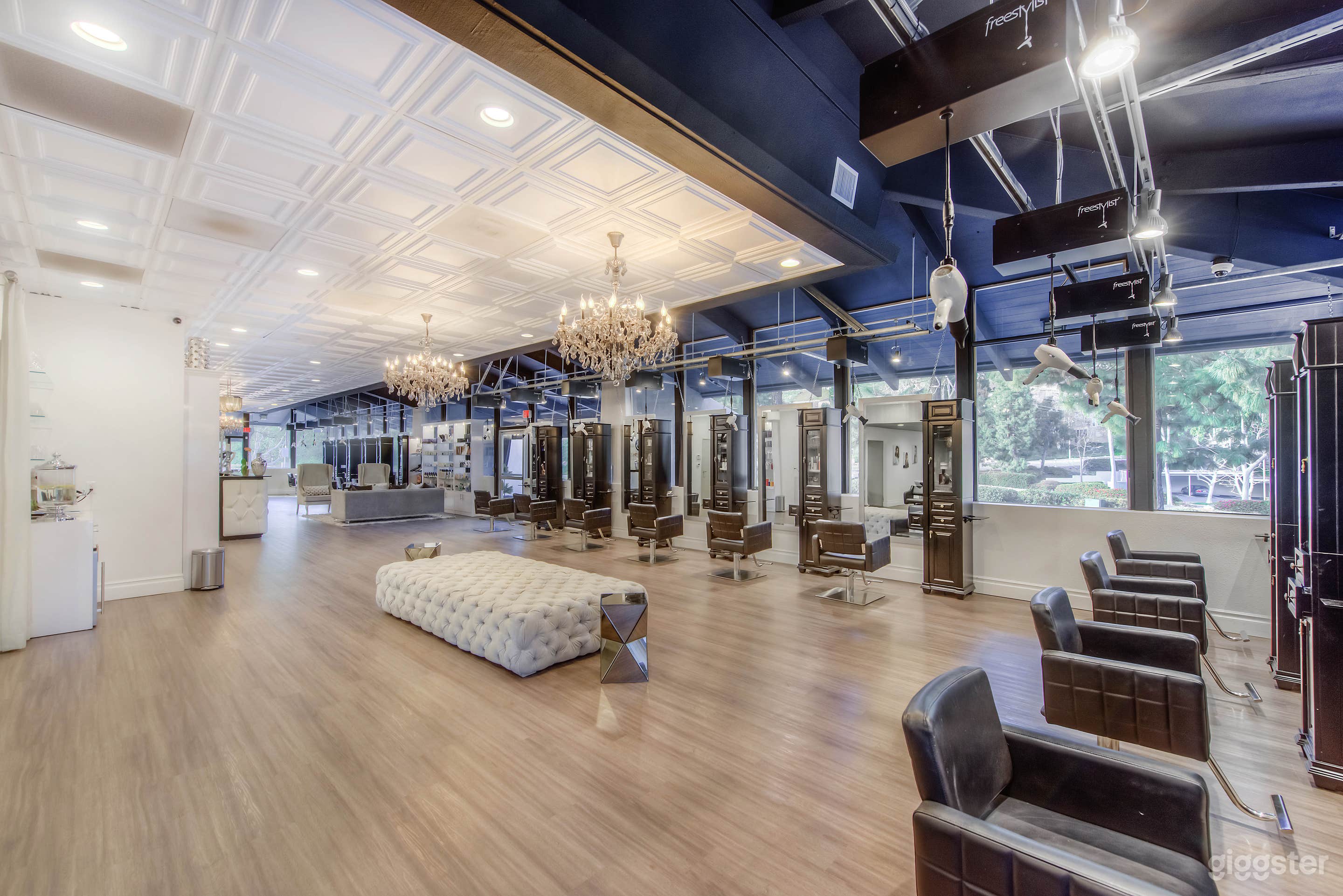 Luxury hair salon Photo 2