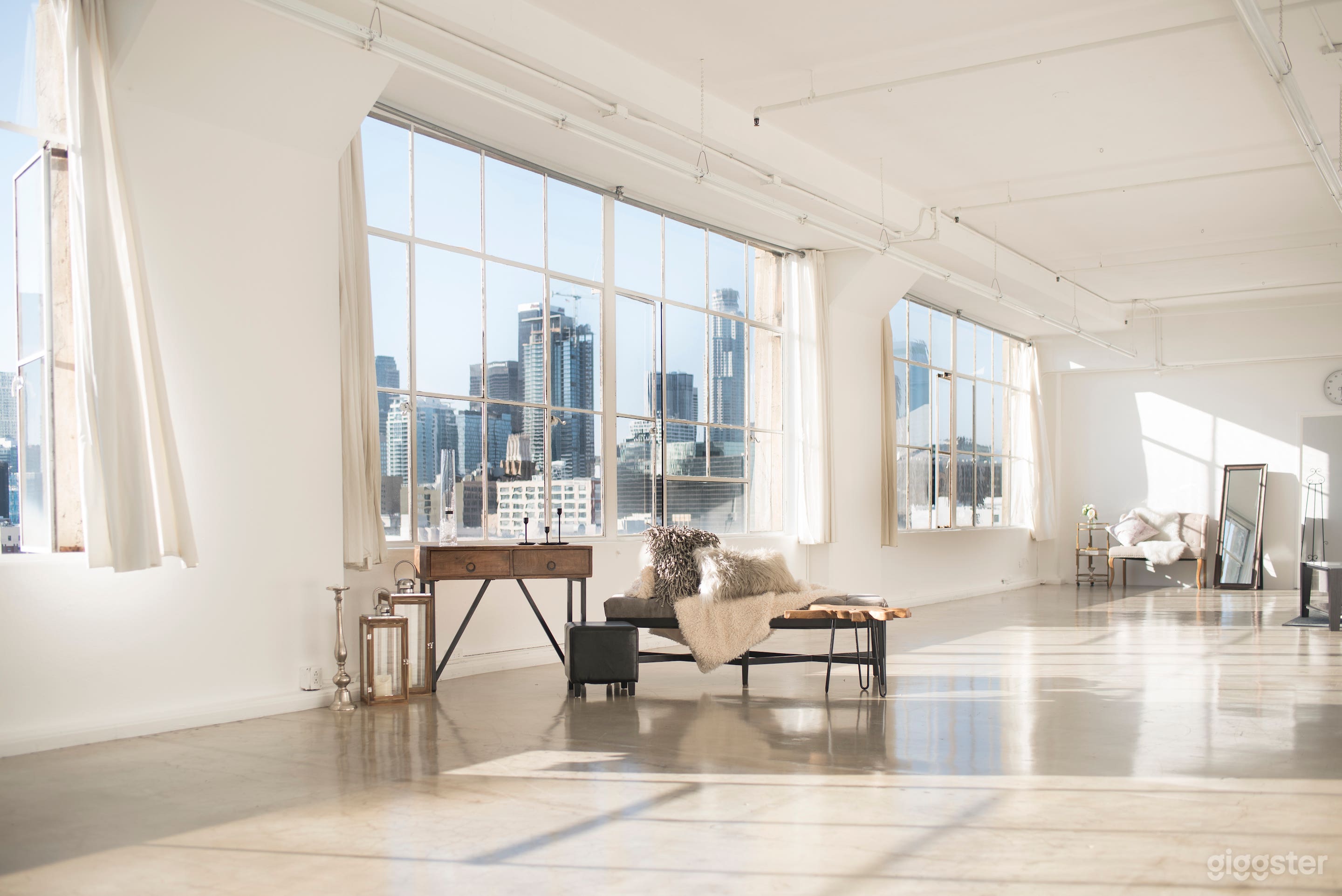 DTLA Skyline View Suite / 1700 SF / Photo, Film Photo 3