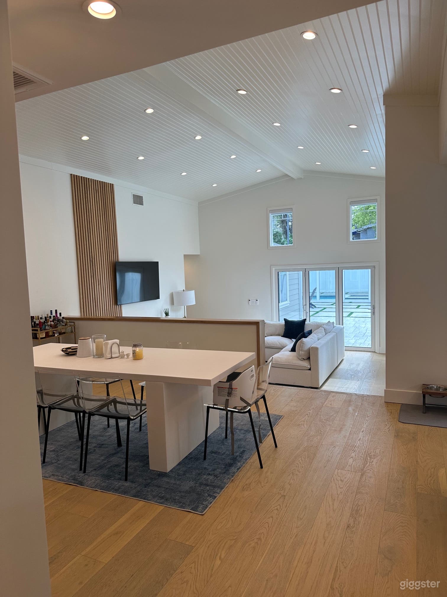 Sherman Oaks Colonial Ex/Modern Int. Photo 3