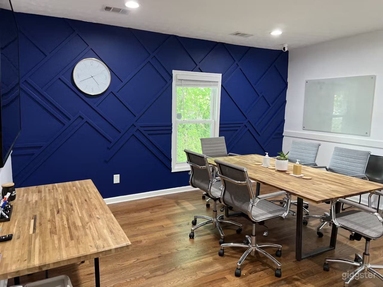 Meeting Room

A meeting is like a delicate eco-system—all the participants and amenities have to be in perfect balance for the call or presentation to reach its greatest potential. To make the best impression, reserve a private…