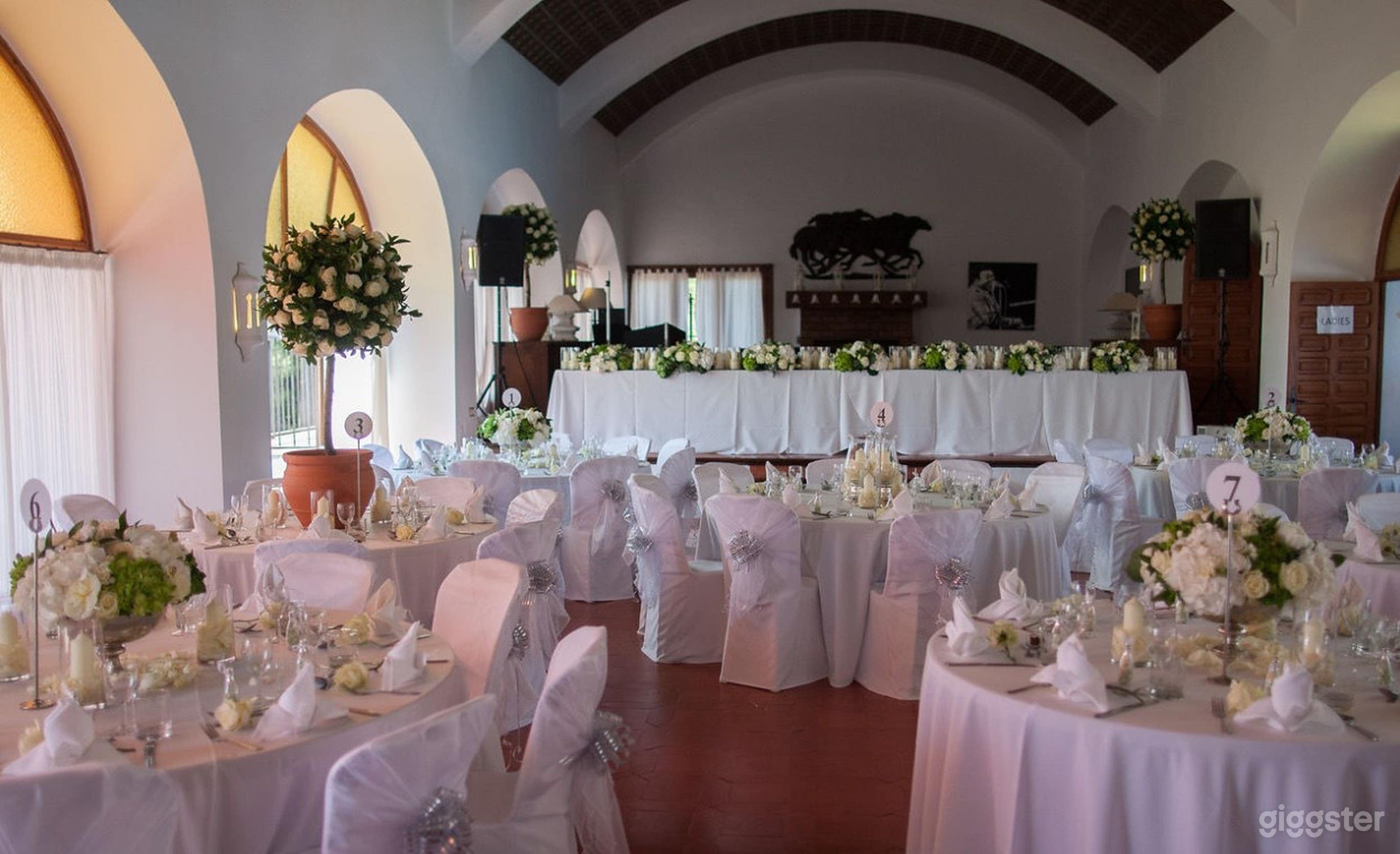 Chic and Cozy Event House Photo 1