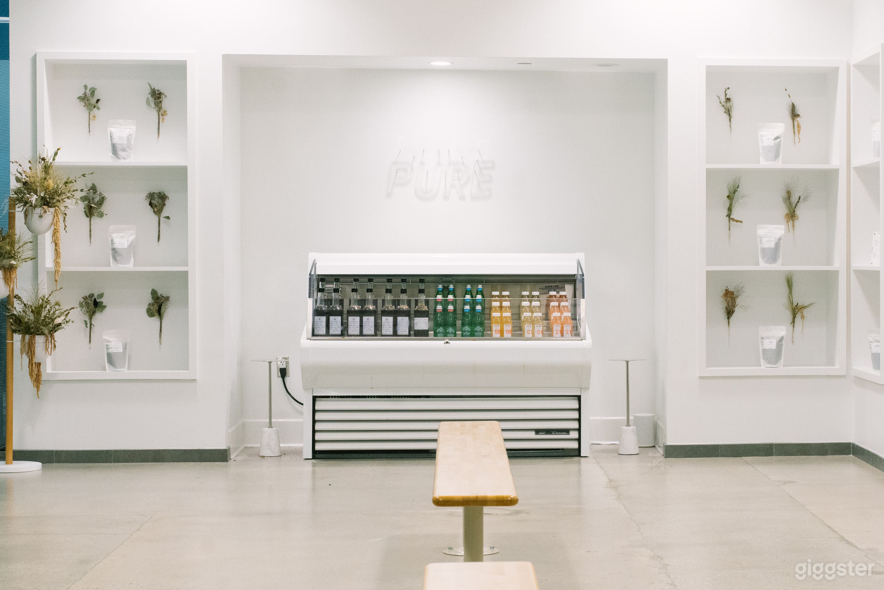 Stunning Coffee Shop with Modern Iconic Design Photo 3