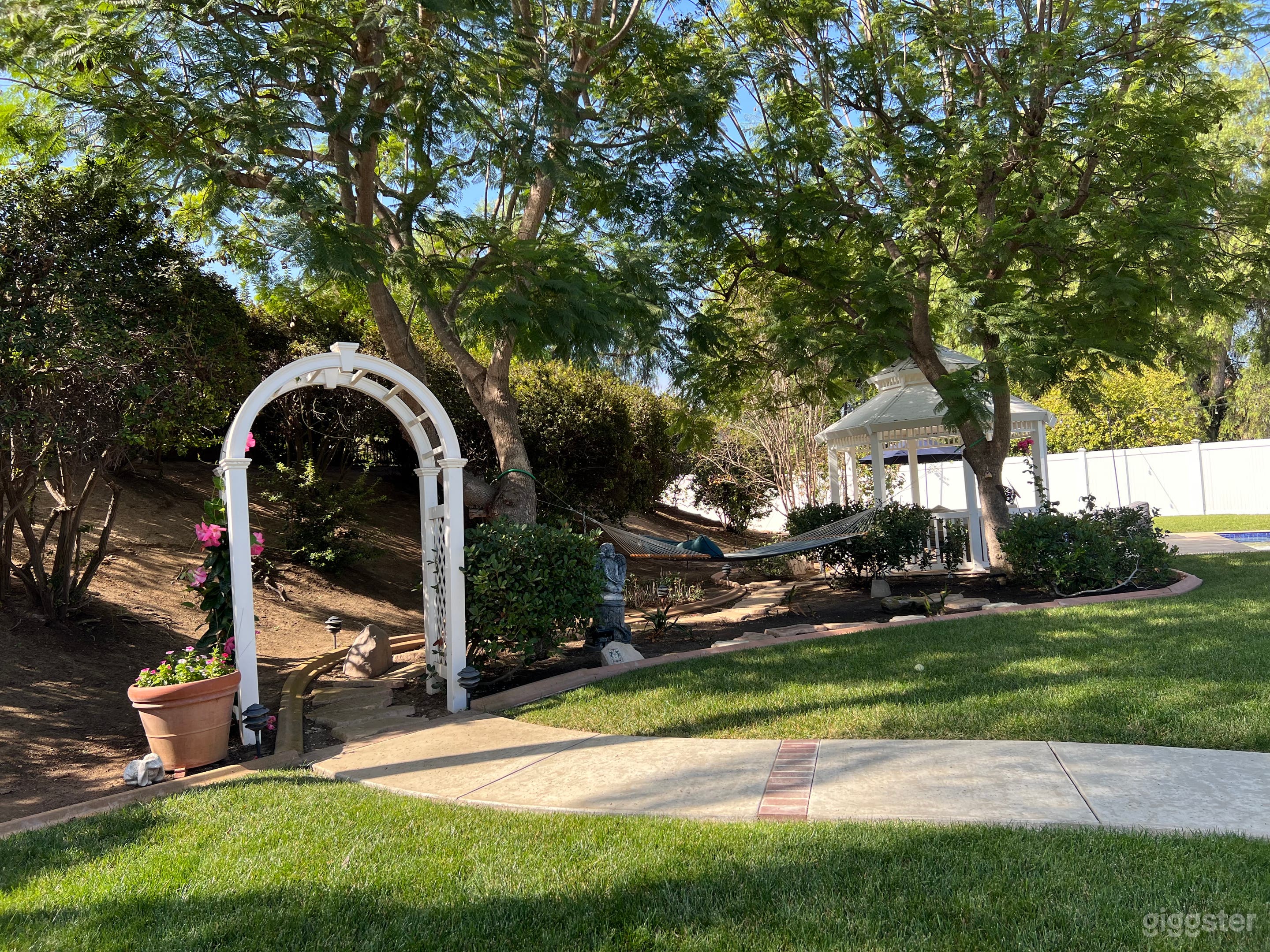 Gorgeous lush yard, pool, gazebo, &amp; chefs kitchen Photo 2