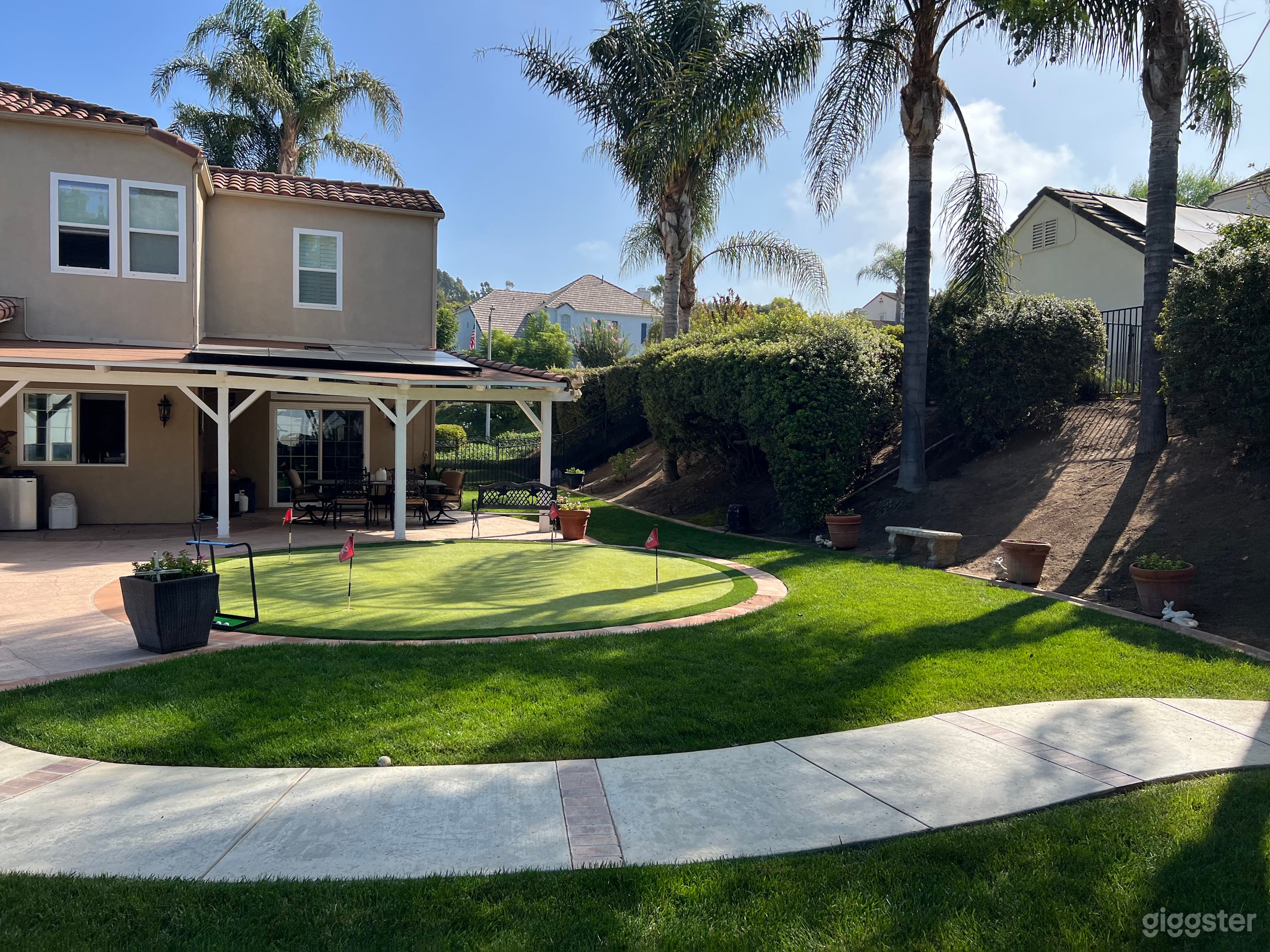 Gorgeous lush yard, pool, gazebo, &amp; chefs kitchen Photo 3
