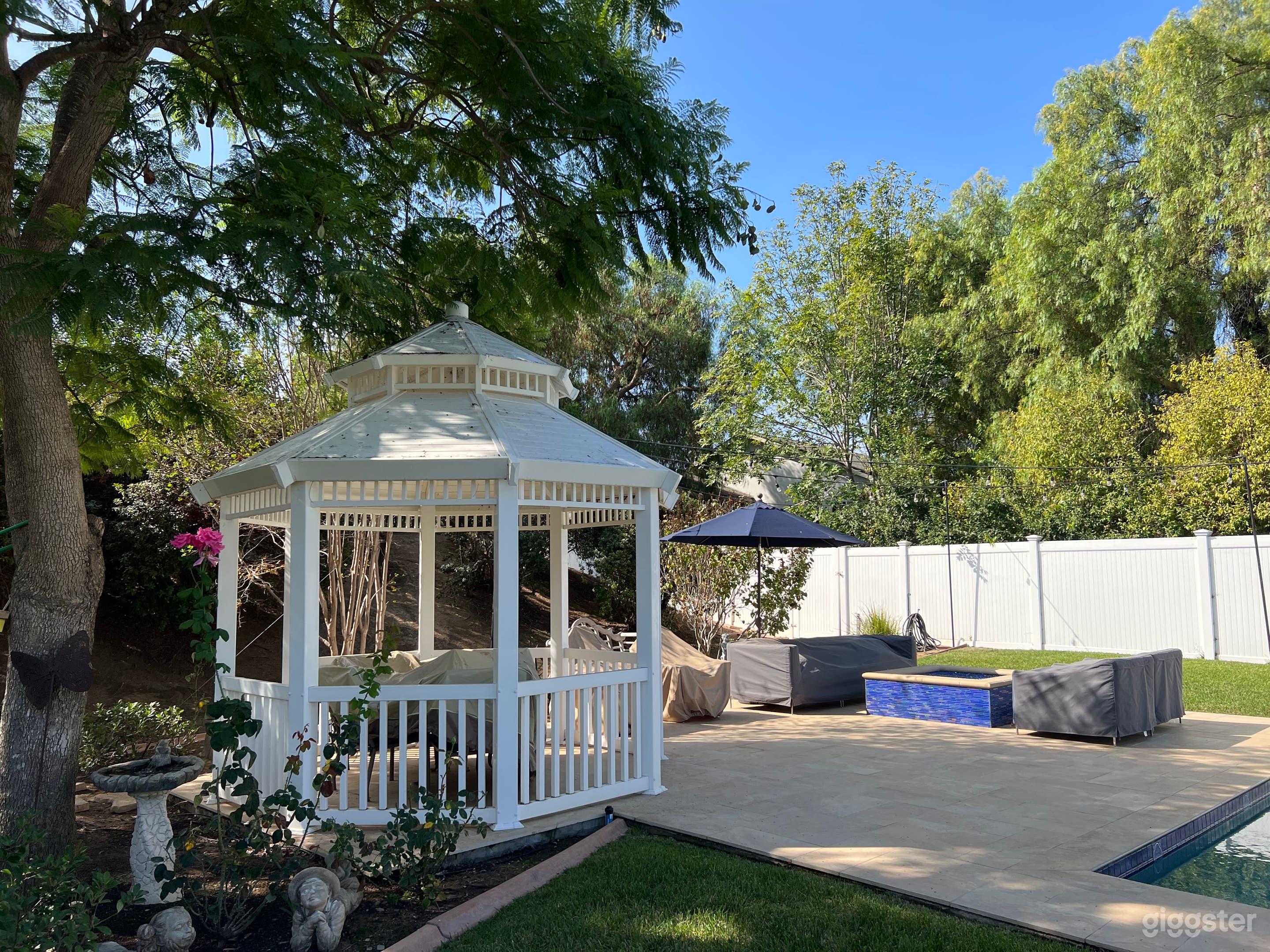 Gorgeous lush yard, pool, gazebo, &amp; chefs kitchen Photo 4