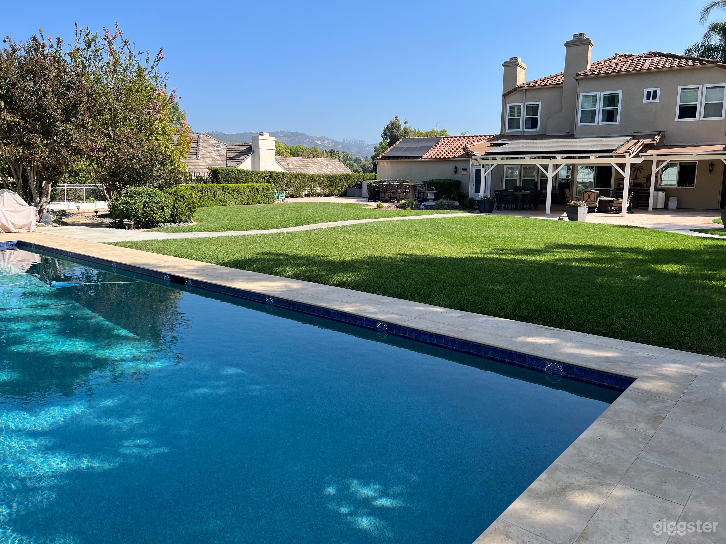 Gorgeous lush yard, pool, gazebo, &amp; chefs kitchen Photo 1